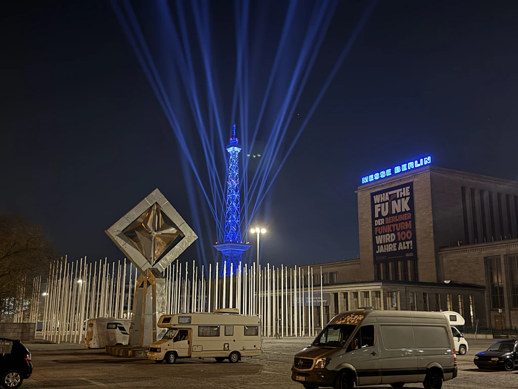 Warum der Funkturm in der Nacht so spektakulär geleuchtet hat