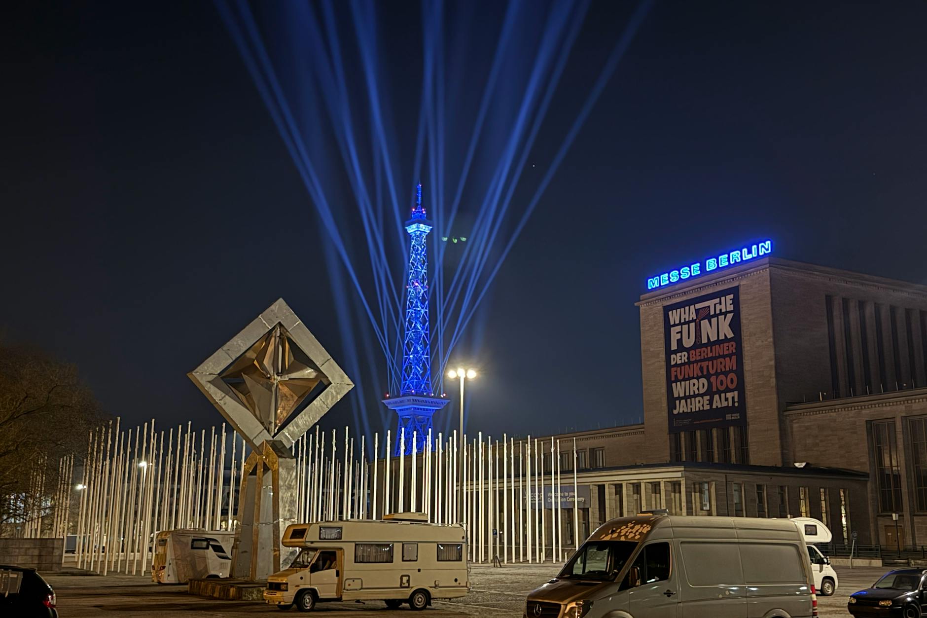 Was steckt wirklich hinter den blauen Lichtern am Funkturm?