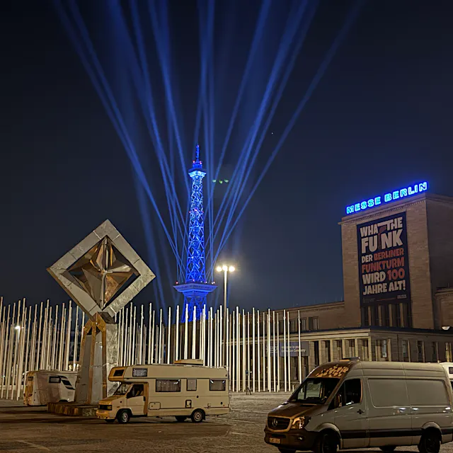 Was steckt wirklich hinter den blauen Lichtern am Funkturm?