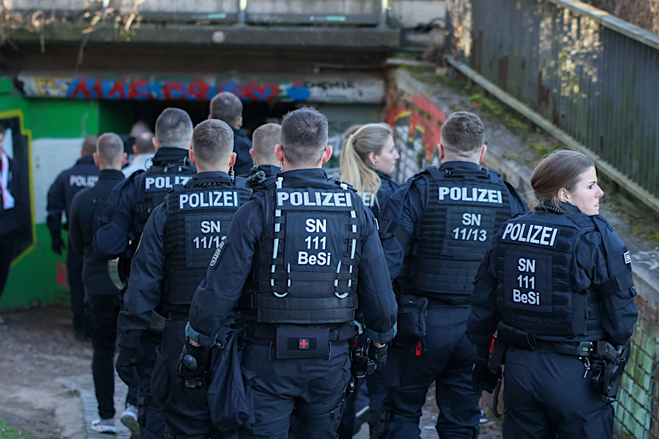 Auch die Polizei in Sachsen ist nun vom IT-Chaos in der Verwaltung des Freistaats betroffen und hat Probleme, Dienstzeiten zu erfassen. (Symbolbild)