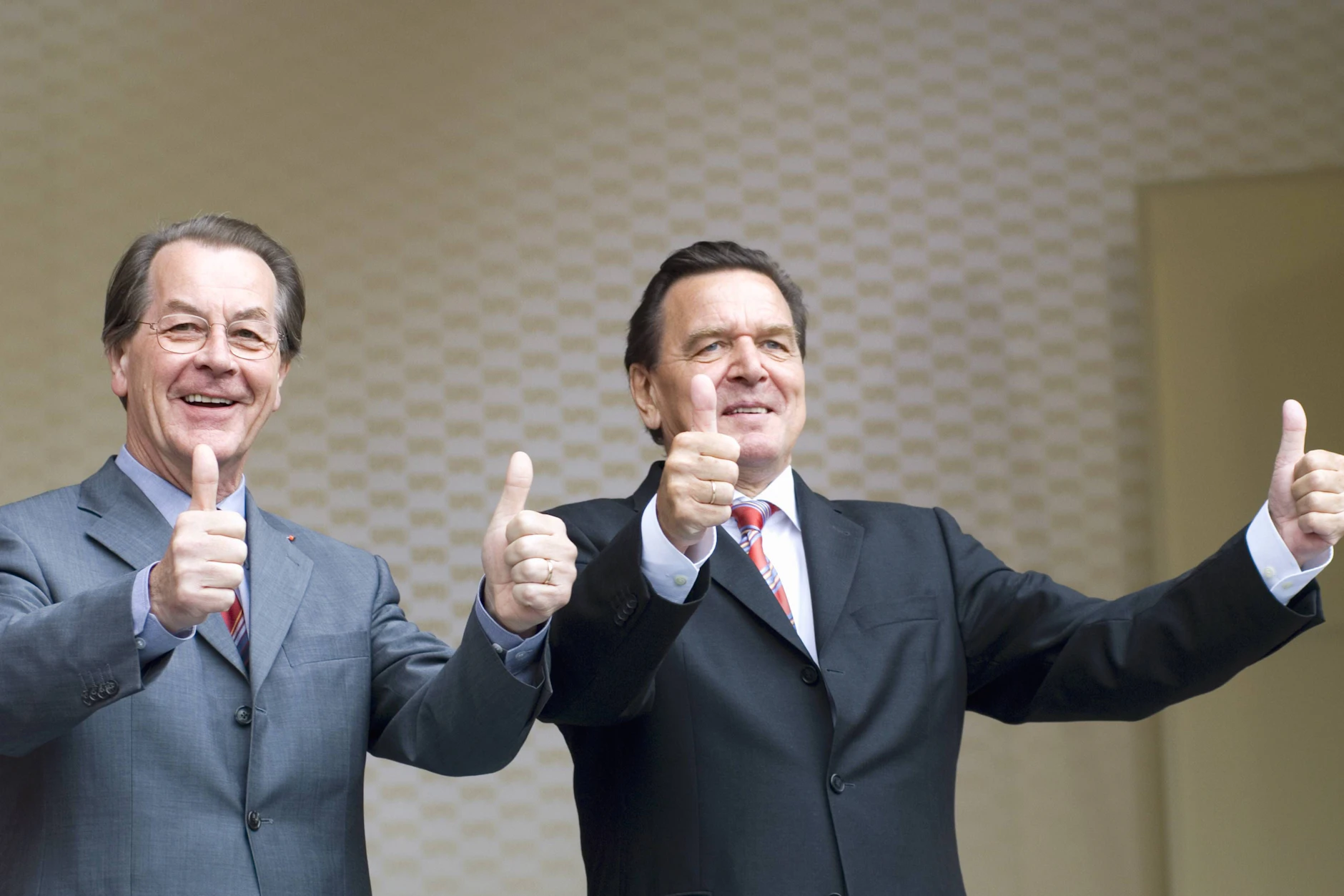 Altkanzler Gerhard Schröder (r.) und der damalige SPD-Vorsitzende Franz Müntefering beim Wahlkampfauftakt der SPD am 13. August 2005 in Hannover.