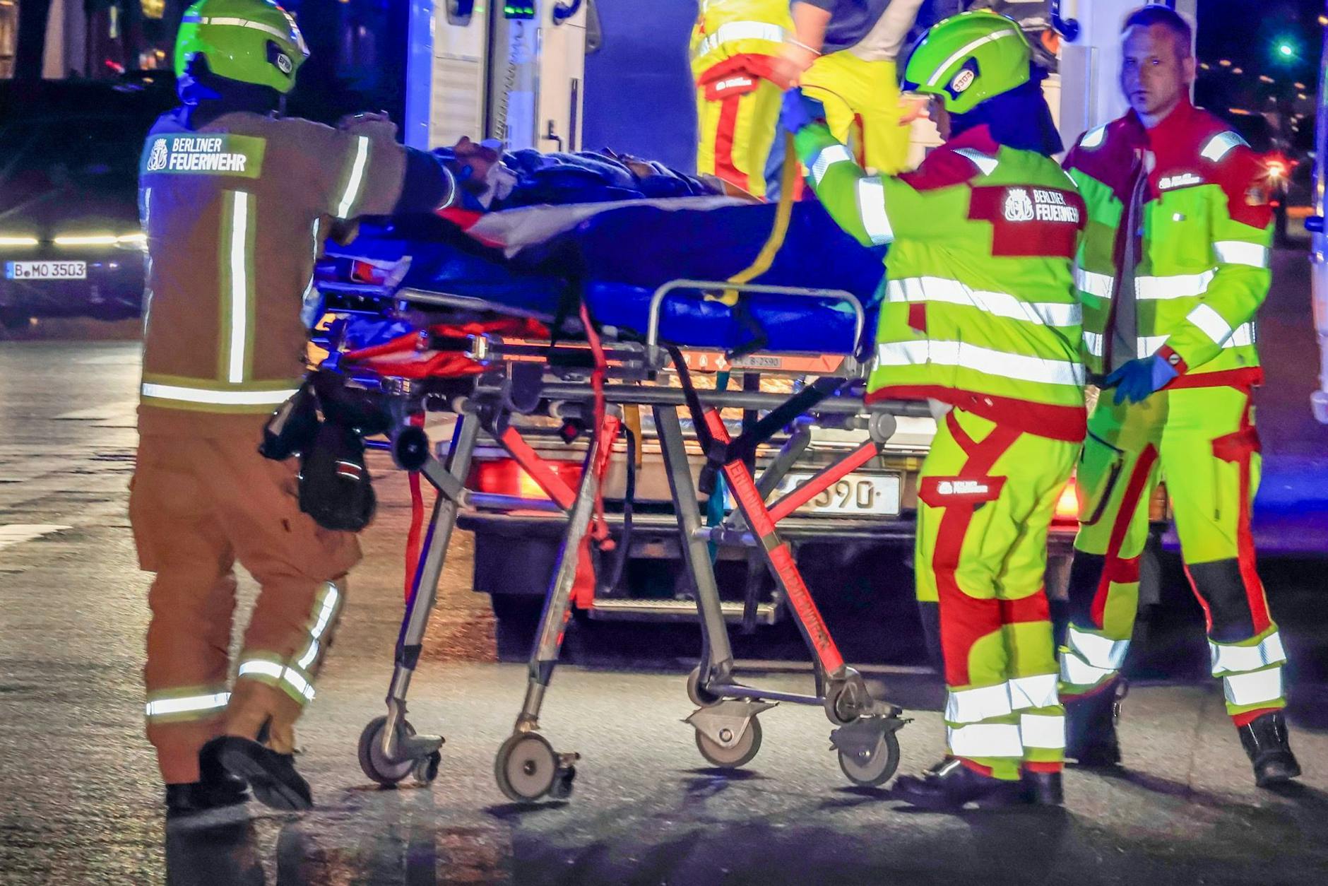 Auto überschlägt sich bei Horror-Crash! Fahrerin schwer verletzt