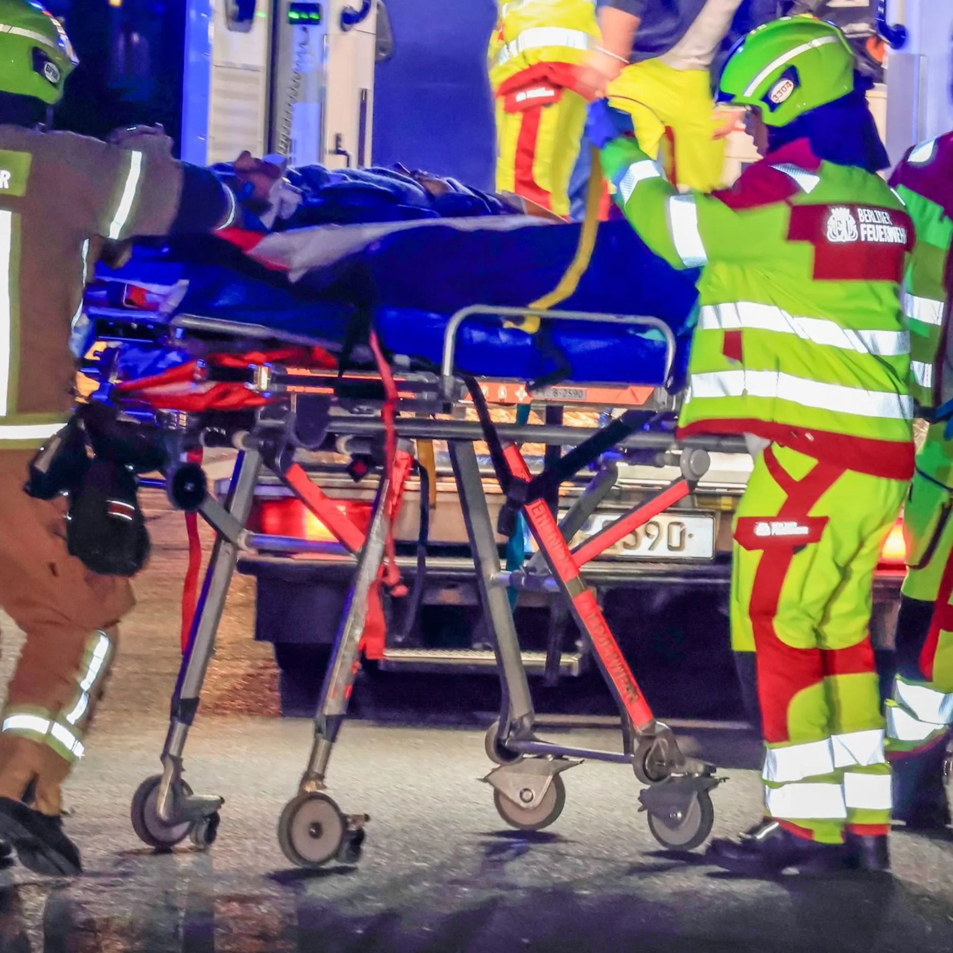 Image - Auto überschlägt sich bei Horror-Crash! Fahrerin schwer verletzt