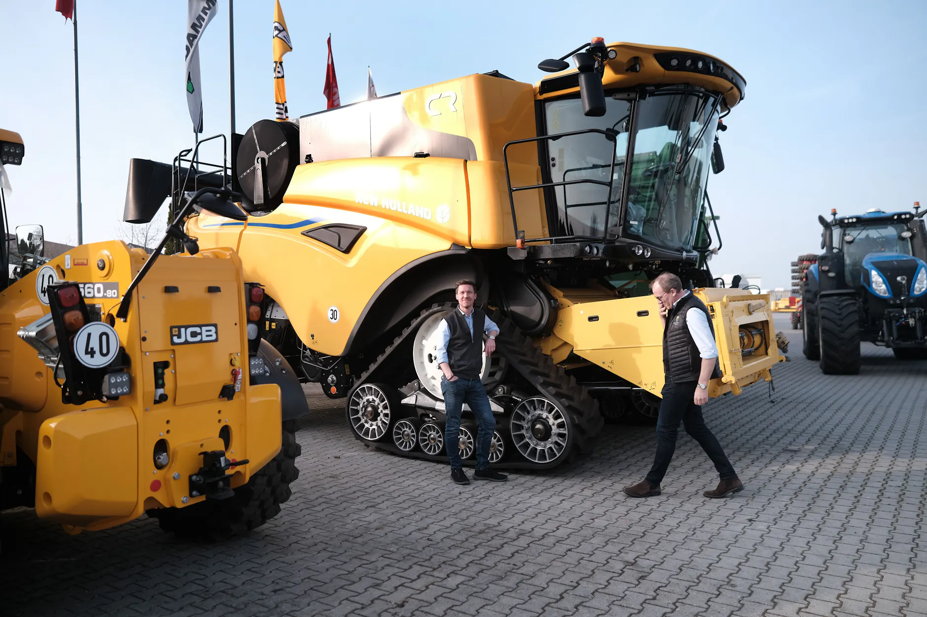 Agrartechnik-Sachsen-Geschäftsführer Marcus Bertelsmeier (r.) und Ralph Bertelsmeier auf dem Maschinenpark in Ebersbach.