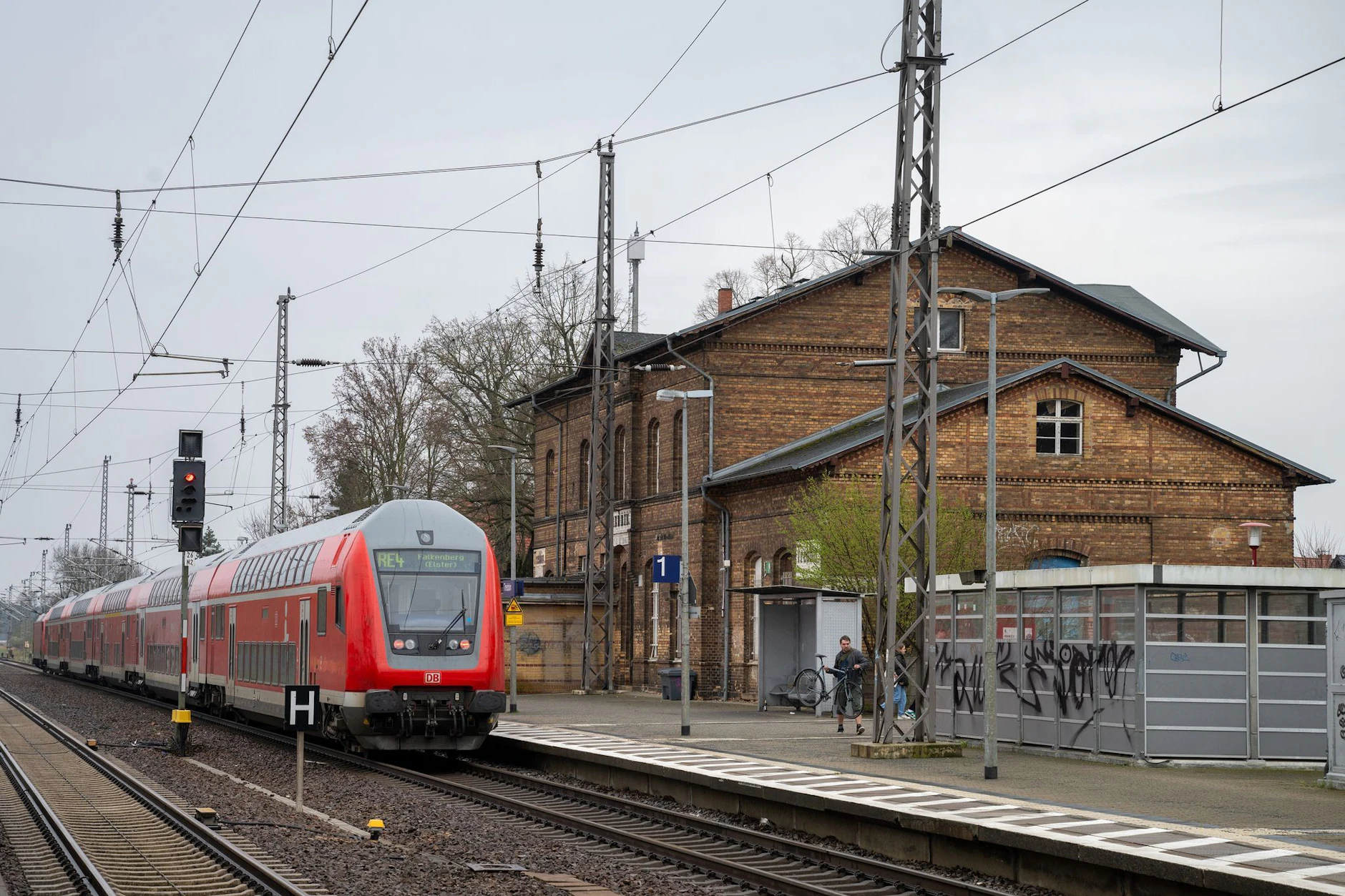 Dem Schienen-Nahverkehr drohen hohe Mehrkosten, die zur Streichung von Verbindungen führen könnten.