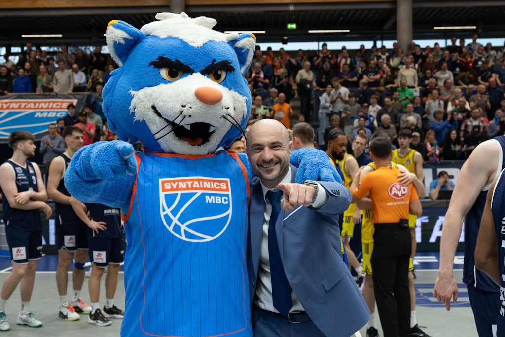 MBC-Headcoach Milenko Bogicevic mit dem Maskottchen der Wölfe: Der MBC will alles daransetzen, um auch in der neuen Saison erstklassig zu sein.