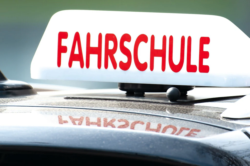 Autokorso gegen die Fahrschul-Reform legt Berlin lahm