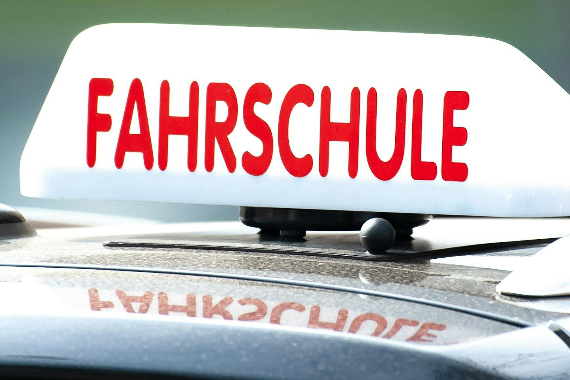 Autokorso gegen die Fahrschul-Reform legt Berlin lahm