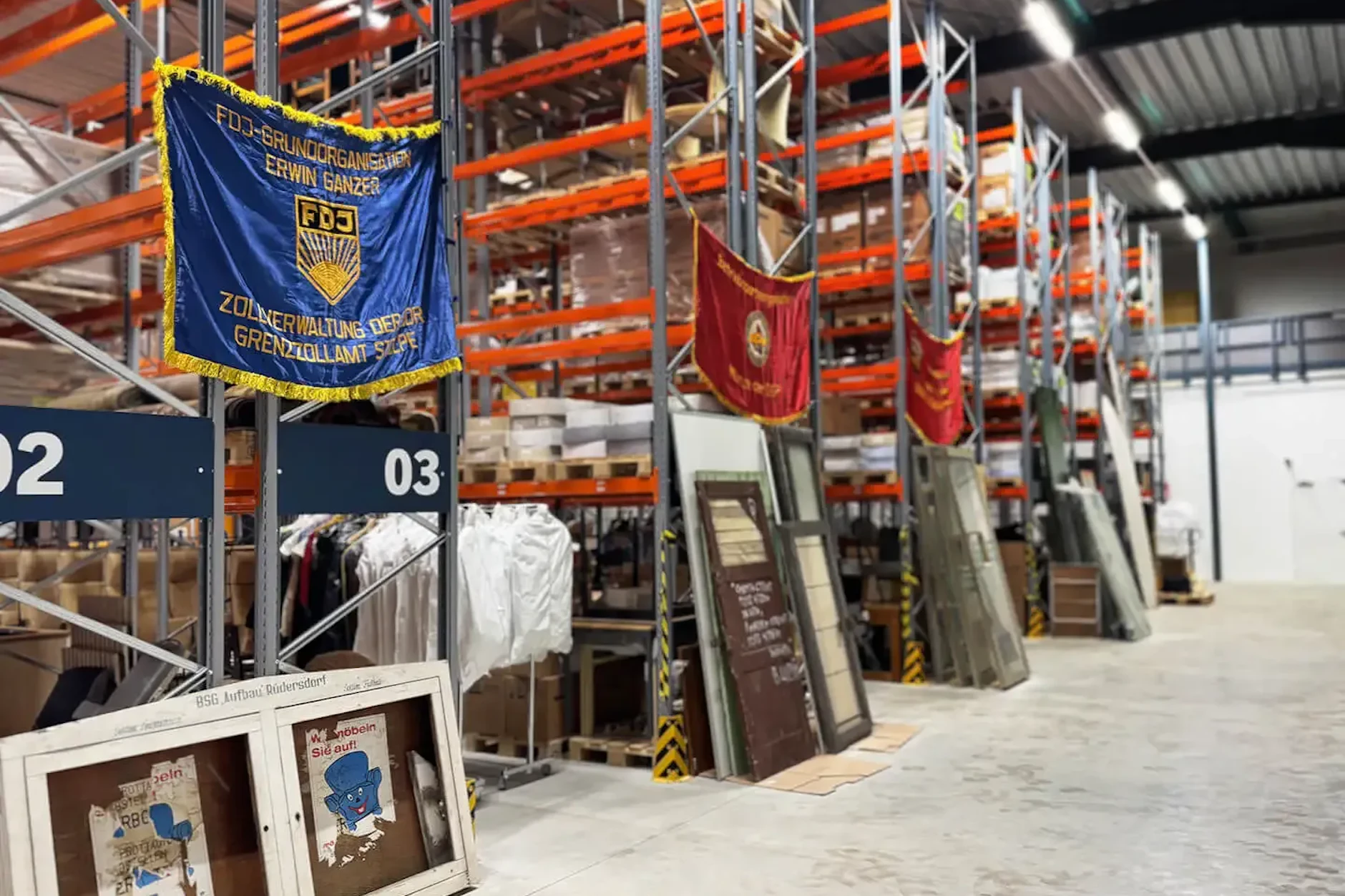 Im Depot des DDR Museum Berlin in Marzahn lagern 400.000 Objekte aus der DDR-Zeit. Nur einige davon werden in der Ausstellung in der Karl-Liebknecht-Straße 1 in Mitte ausgestellt.