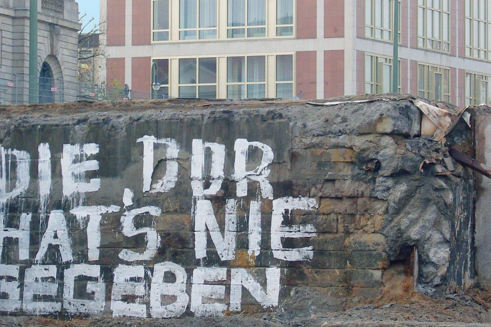Graffito an den Fundamentresten des nach der Wende abgerissenen Palastes der Republik, das auf die Riesenlücke hinweist und ironisch gegen das politisch gewollte Vergessen aufbegehrt.