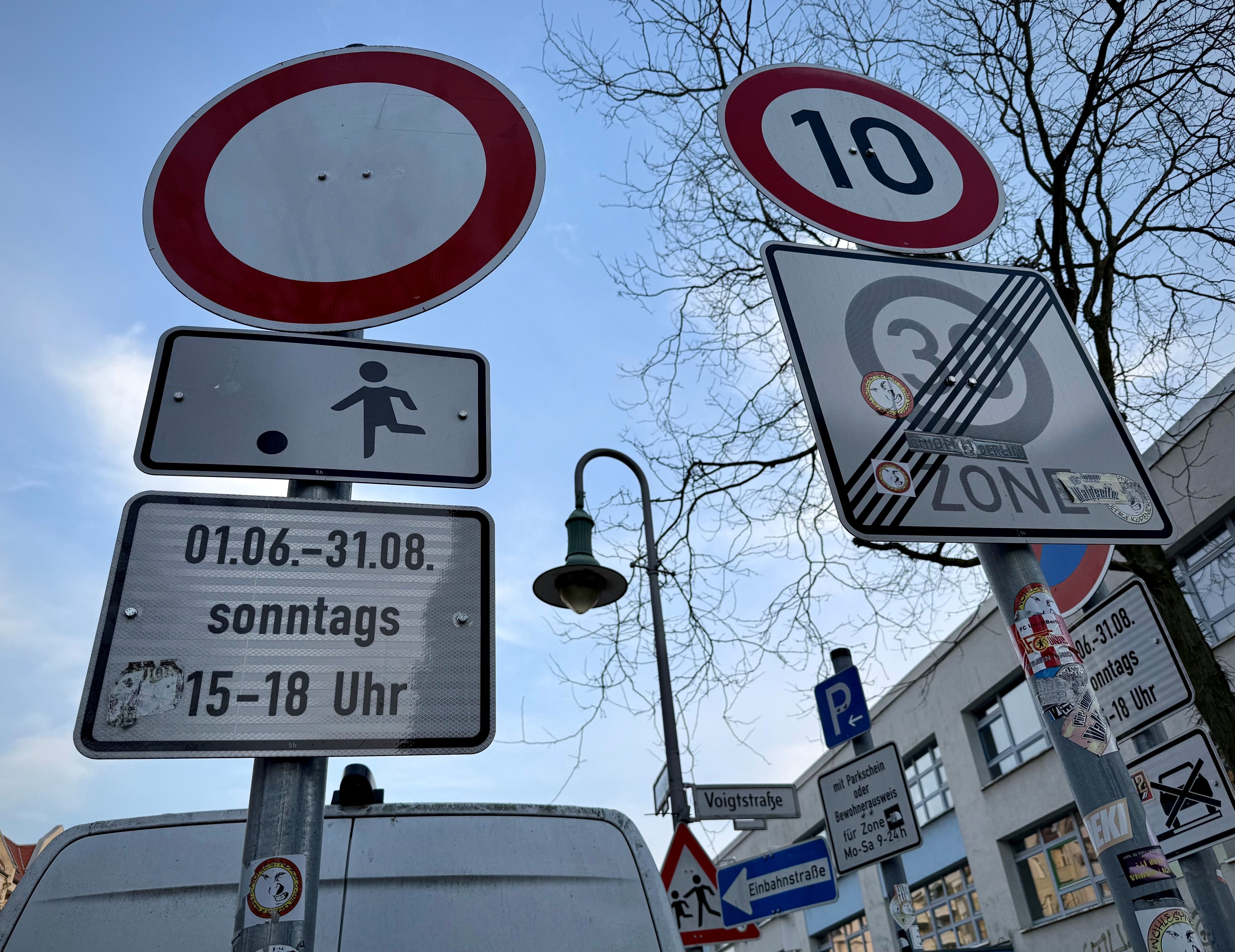 Im Schilderwald: Berlin erstickt an viel zu vielen Verkehrszeichen