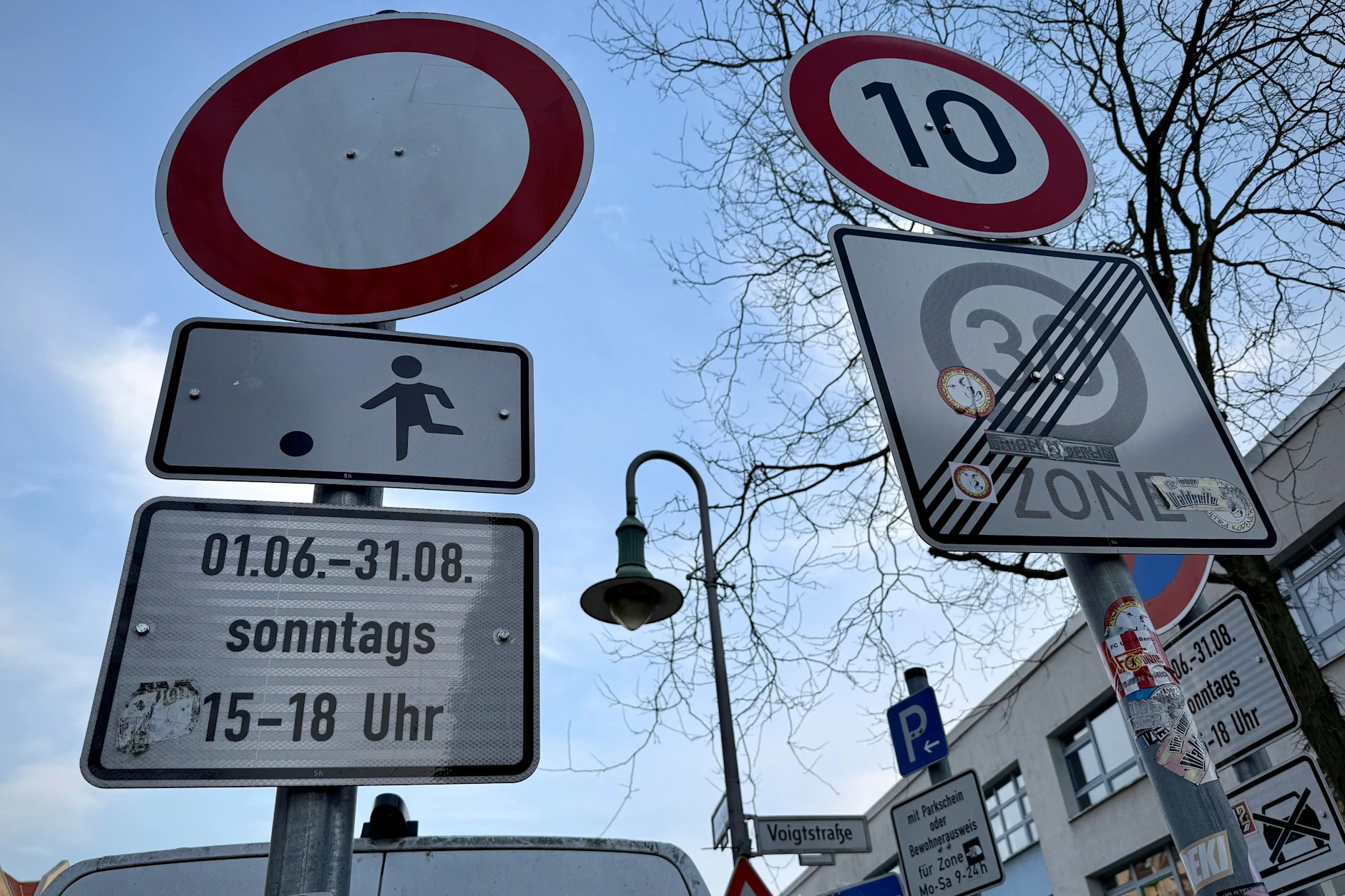 Links und rechts dieser Straßenecke stehen 22 Schilder auf einem Abschnitt, der gerade mal 13 Schritte lang ist.