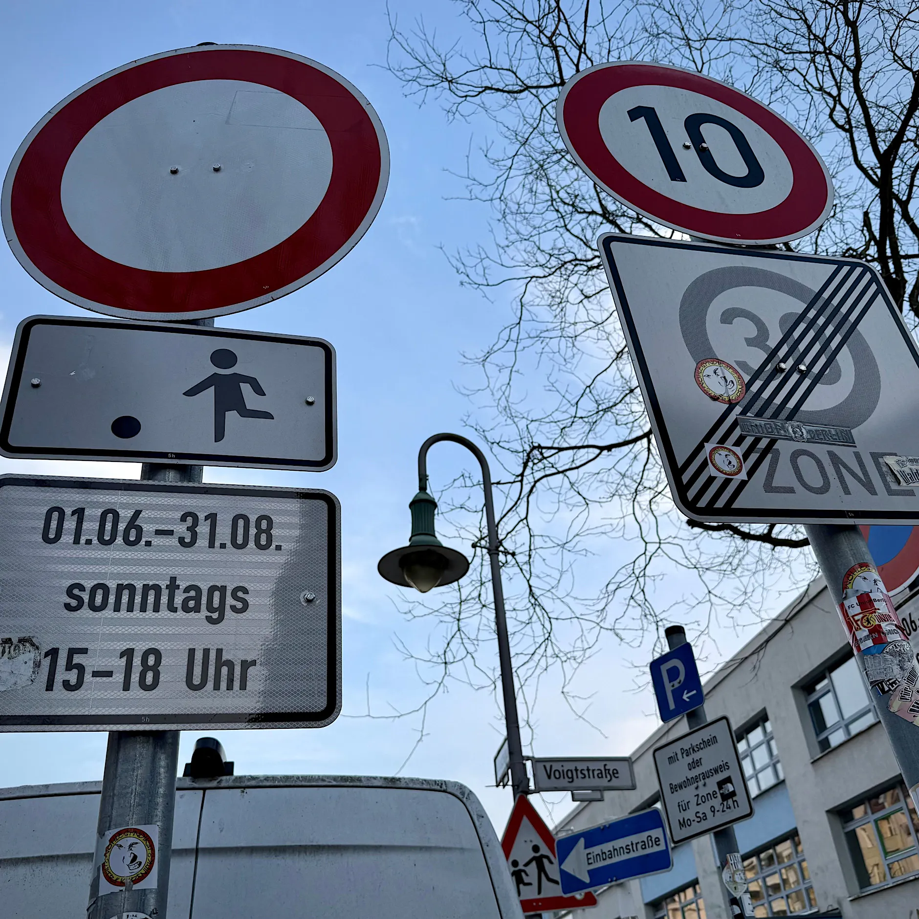 Im Schilderwald: Berlin erstickt an viel zu vielen Verkehrszeichen