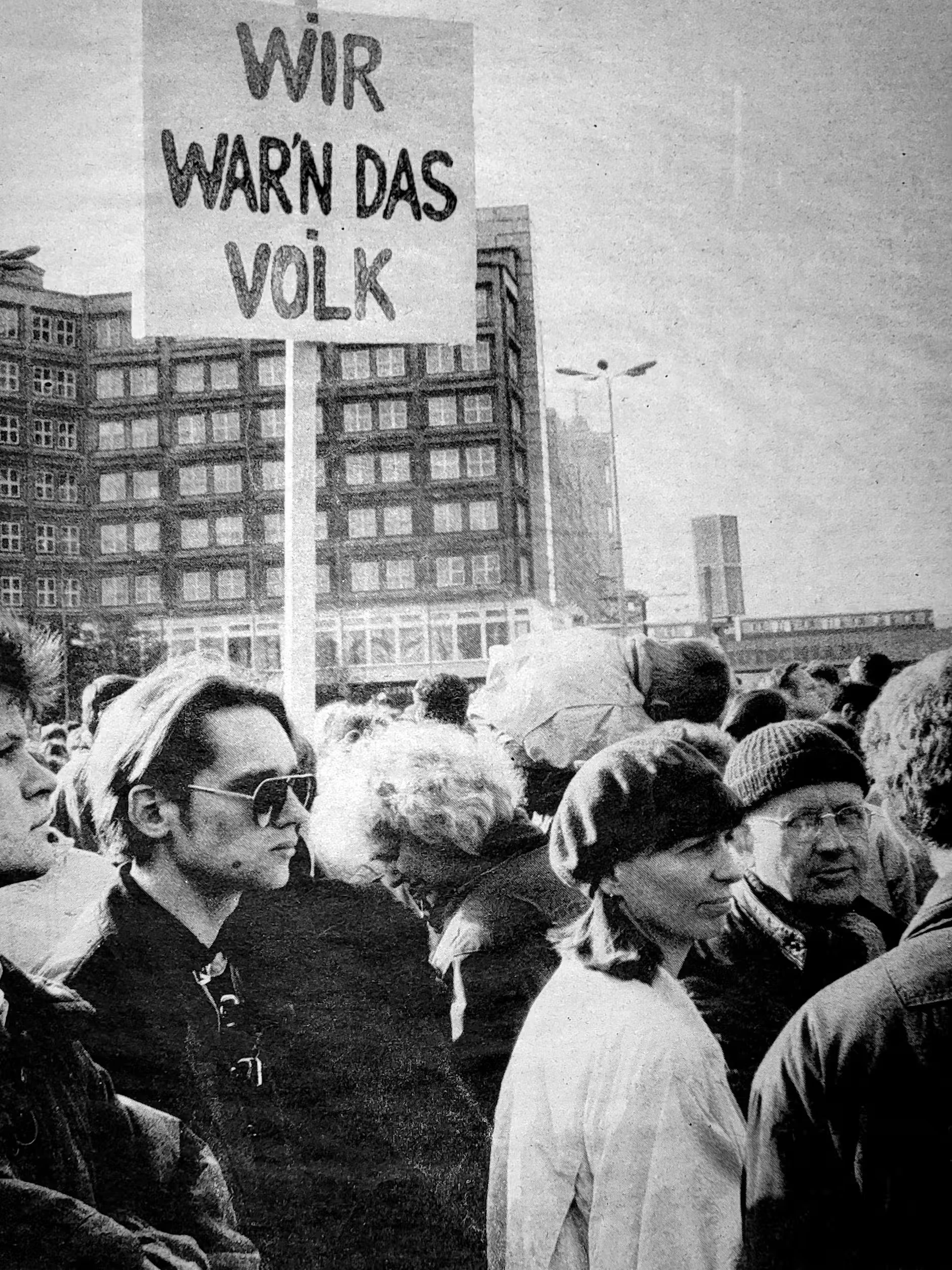 Demonstration am 4. November 1990, ein Jahr nach dem großen Aufbruch. Im Vordergrund: die Autorin.