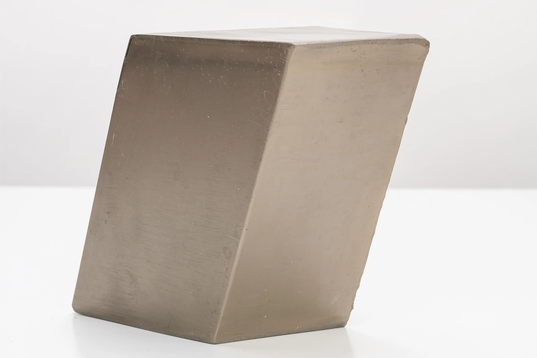 Dieses Stück Metall ist aktuell im DDR Museum Berlin zu sehen. Es ist ein echtes Relikt aus der DDR-Zeit. Erraten Sie, um was es sich dabei handelt?