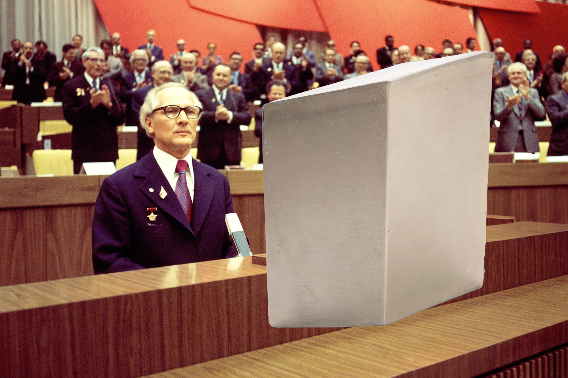 Dieses Metallstück hat einen ganz besonderen Platz im DDR Museum Berlin. Wo kommt es her – und warum liefen in der DDR täglich Tausende Menschen daran vorbei?