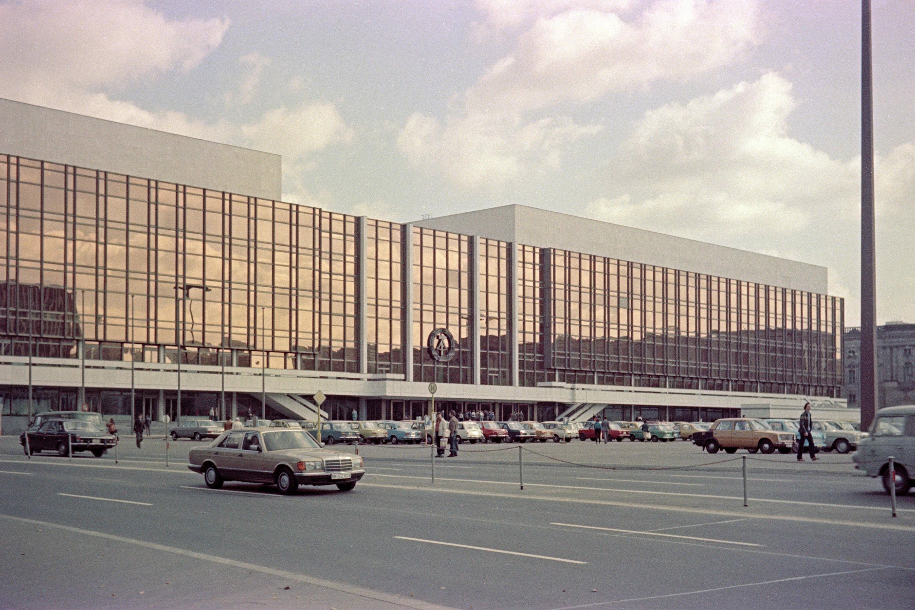 Der Palast der Republik stand bis zum Abriss, der in den Jahren 2006 bis 2008 vollzogen wurde, im Herzen von Berlin.