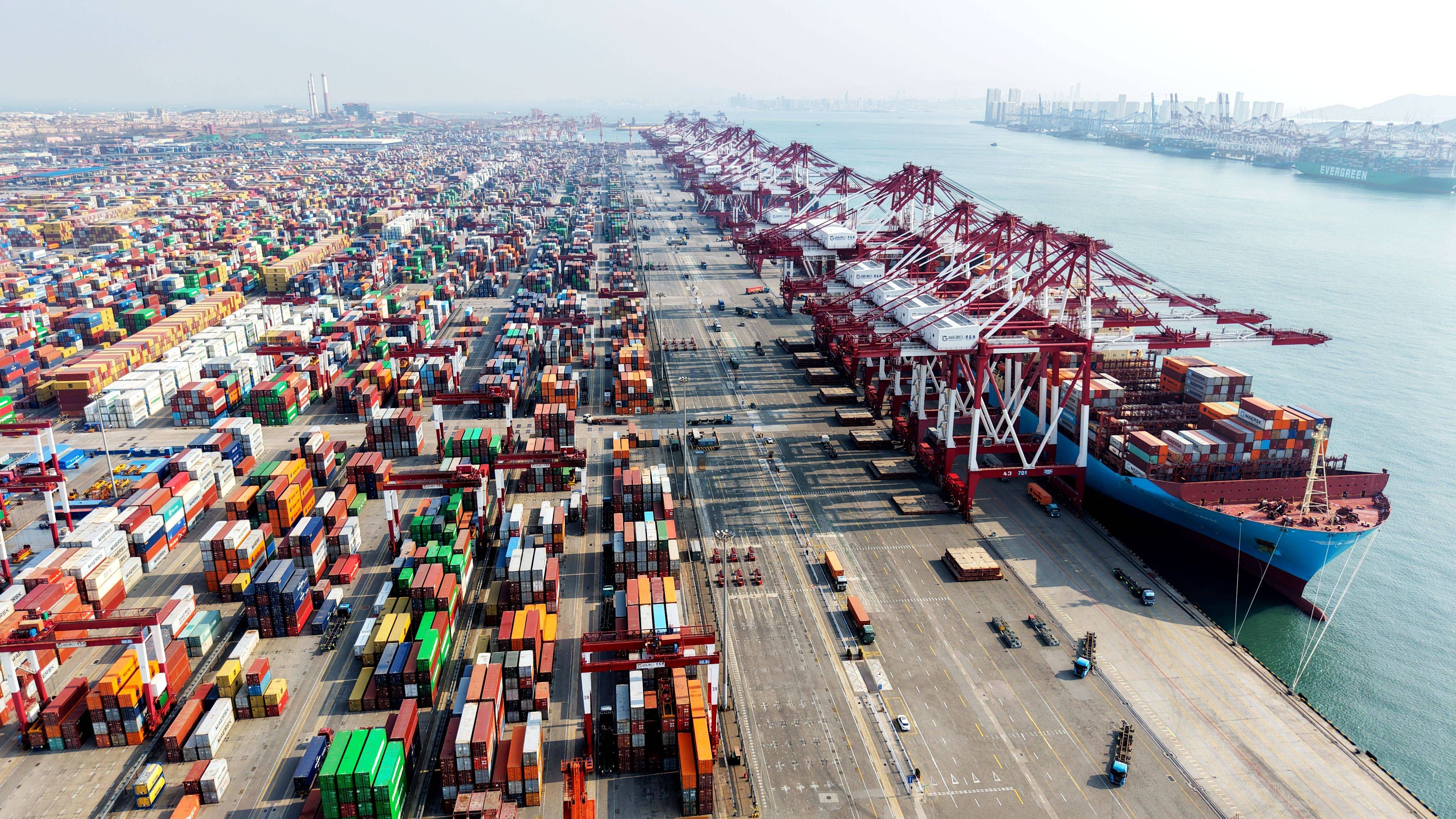 Vom Suezkanal bis zur Straße von Hormus: Wer kontrolliert die globalen Handelsrouten?