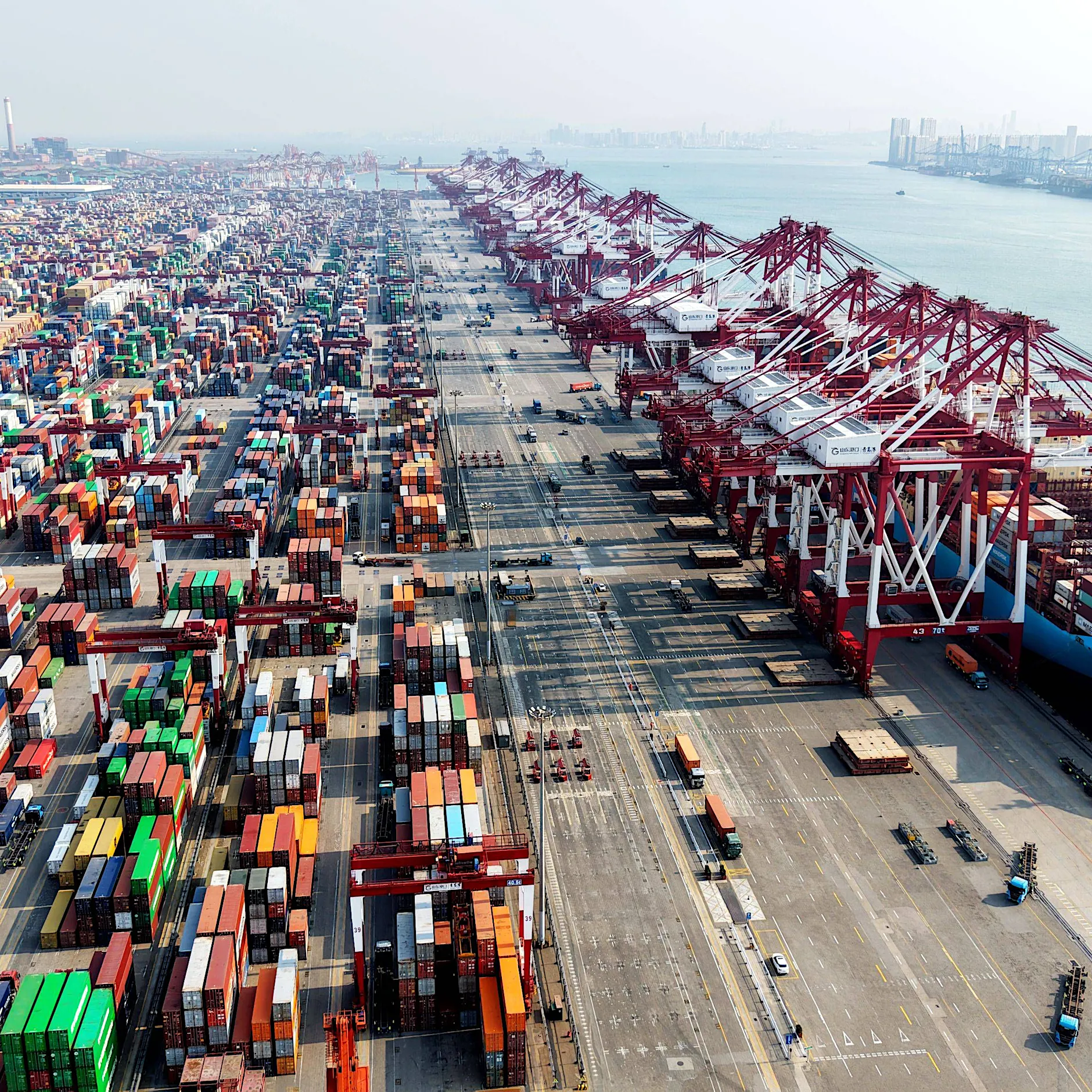 Vom Suezkanal bis zur Straße von Hormus: Wer kontrolliert die globalen Handelsrouten?