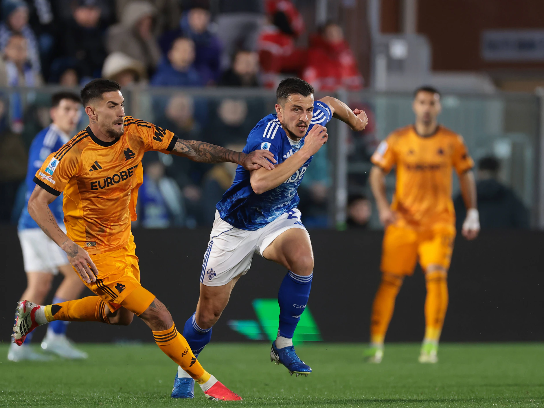 Marc Oliver Kempf läuft Lorenzo Pellegrini von AS Rom davon. Como gewann 2:1 gegen die Römer.