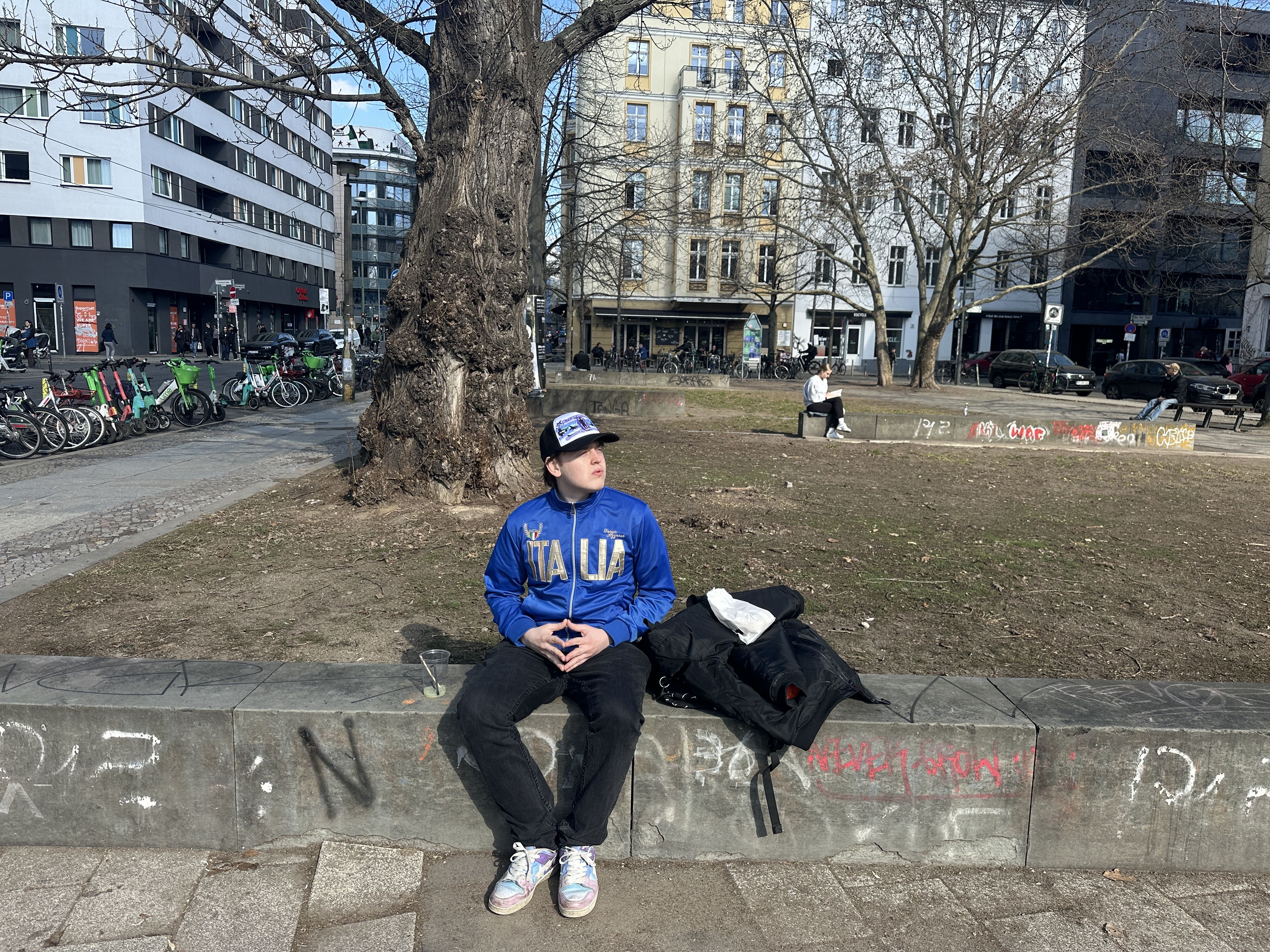 „Herr Bundeskanzler, Ihr Polo ist fertig“: Dieser 24-Jährige schafft Eliten-Kritik zum Anziehen