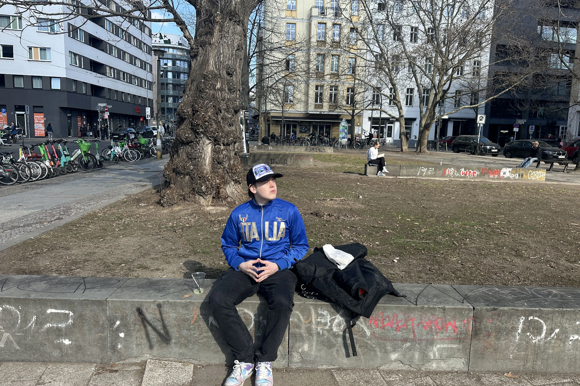 Der 24-Jährige Zachary in Berlin Mitte. Er trägt eine Cap seiner Brand "Kleidungsmarke".