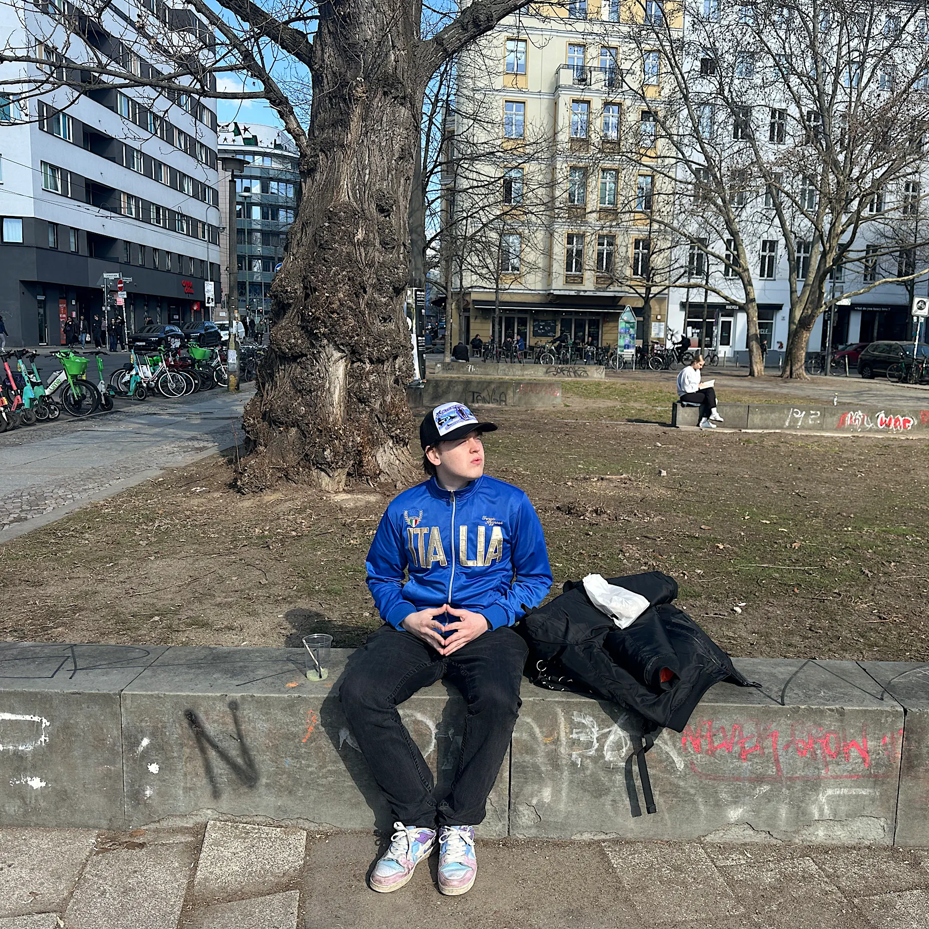 „Herr Bundeskanzler, Ihr Polo ist fertig“: Dieser 24-Jährige schafft Eliten-Kritik zum Anziehen