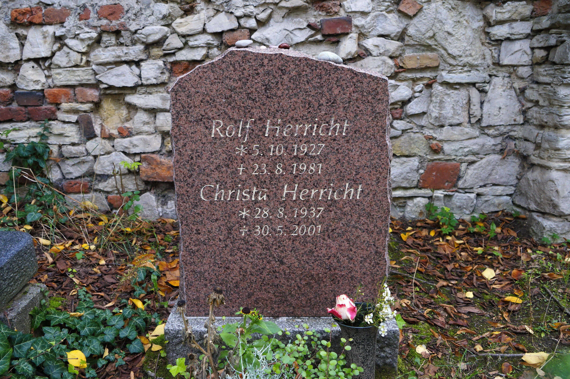 Rolf Herricht wurde auf dem Französischen Friedhof in Berlin beigesetzt. Vor ein paar Jahren wurde die Grabstätte eingeebnet.