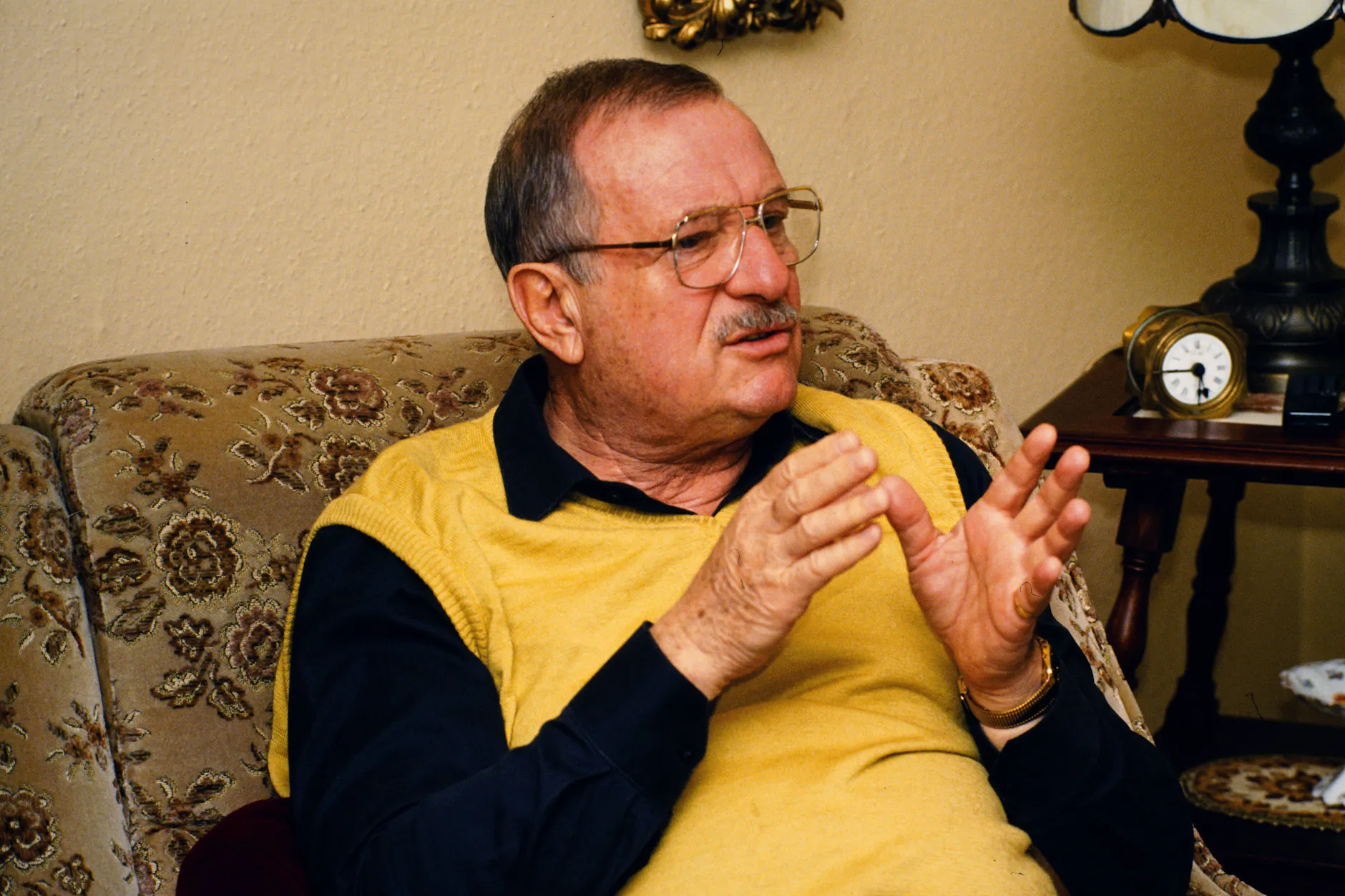 Hans-Joachim Preil bei einem Interview im Jahr 1993. Er verriet noch zu Lebzeiten, dass er den Tod seines Bühnenpartners Rolf Herricht nie vollständig verarbeiten konnte.