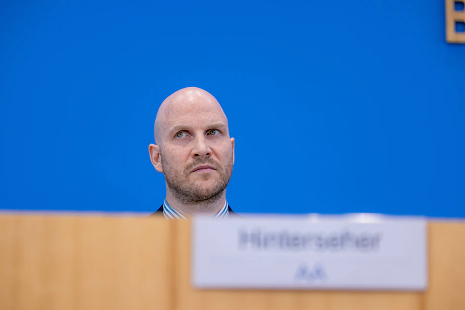 Josef Hinterseher, Sprecher des Auswärtigen Amts, in der Bundespressekonferenz: „Ich würde Ihnen raten, dazu noch einmal ins Protokoll zu schauen.“