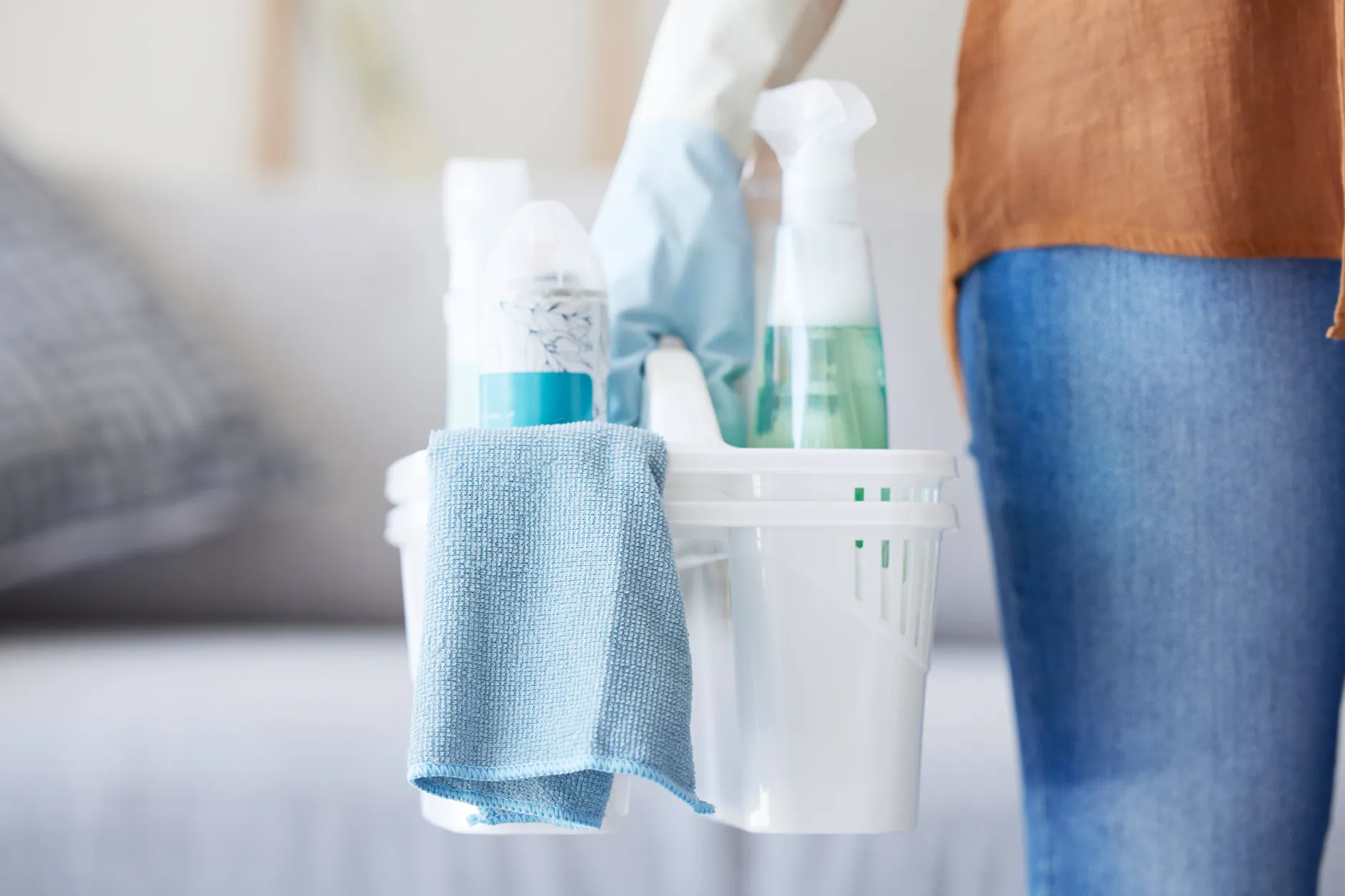 Viele Putzmittel braucht es nicht. Essig bietet einen natürlichen und vielfältigen Ersatz.