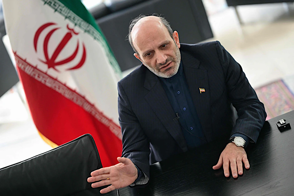 Der iranische Botschafter in Deutschland, Majid Nili Ahmadabadi, gibt der AFP in der iranischen Botschaft in Berlin ein Interview.