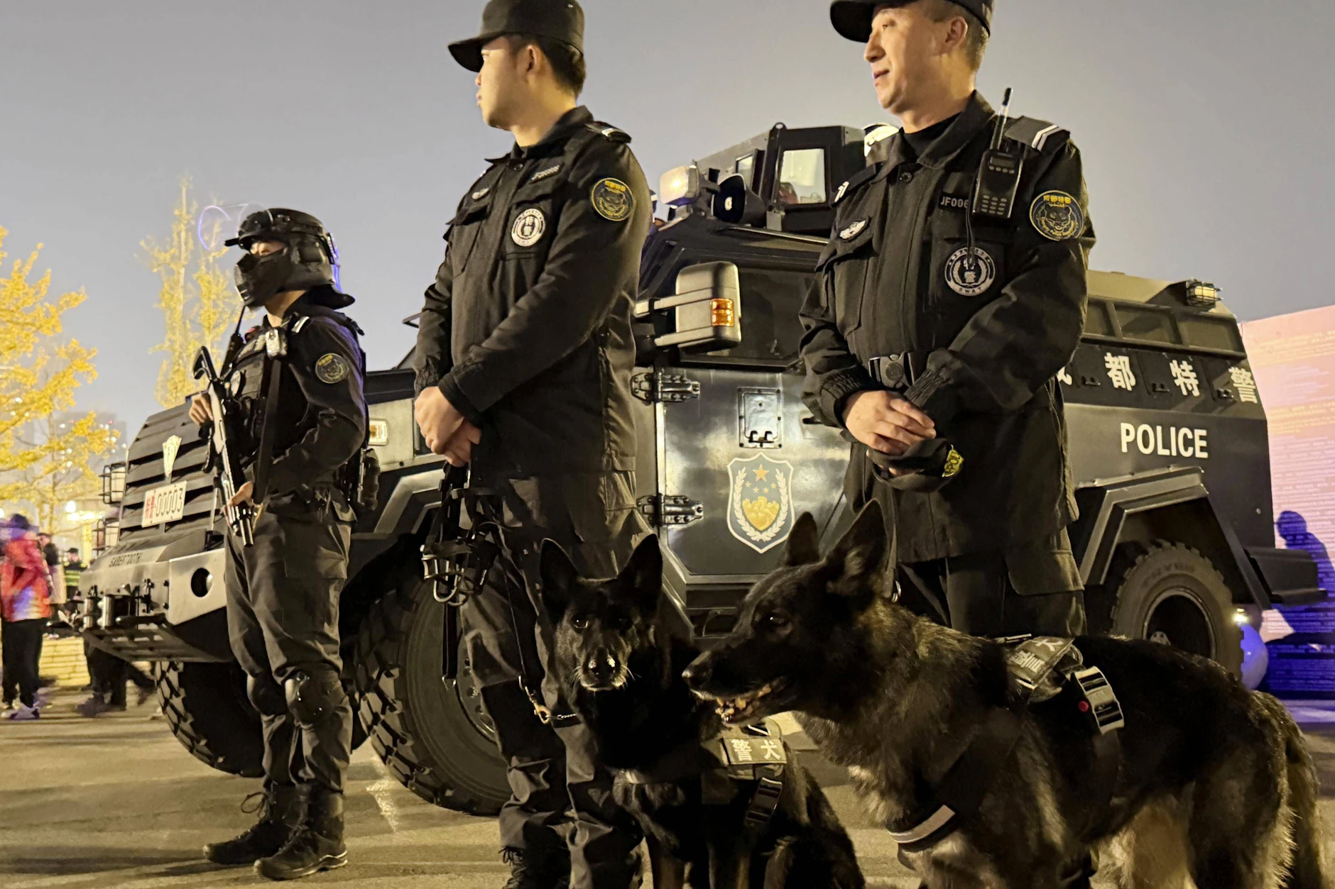 Chinesische Polizisten sichern einen Einsatz ab.