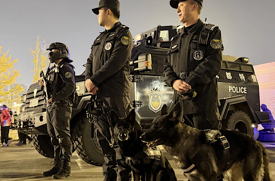 Chinesische Polizisten sichern einen Einsatz ab.