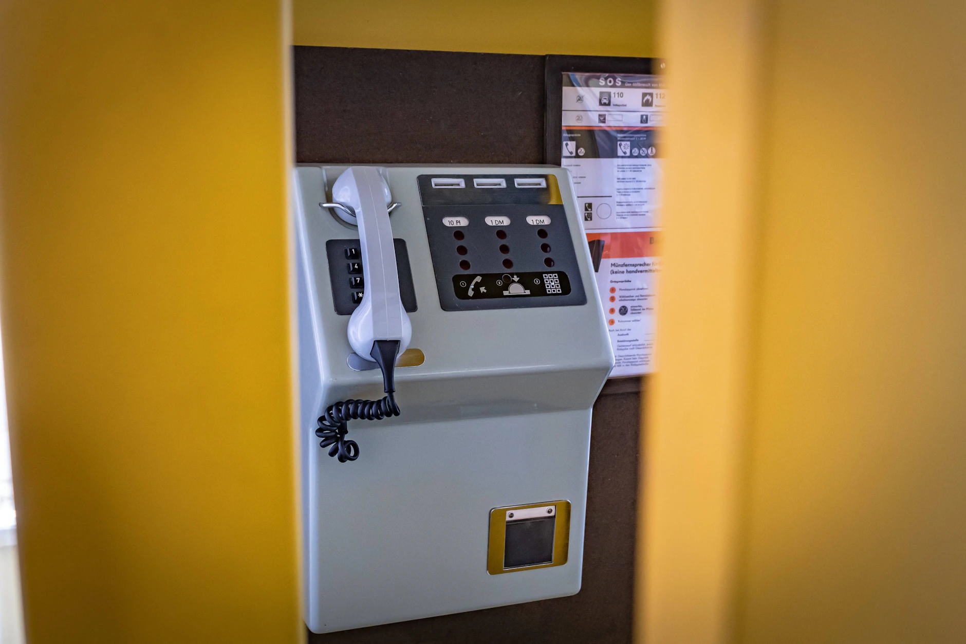 So sah es im Inneren der Telefonzellen aus der DDR aus. In der Zelle, die das DDR Museum Berlin aufbewahrt, fehlt heute aber leider das Telefon.