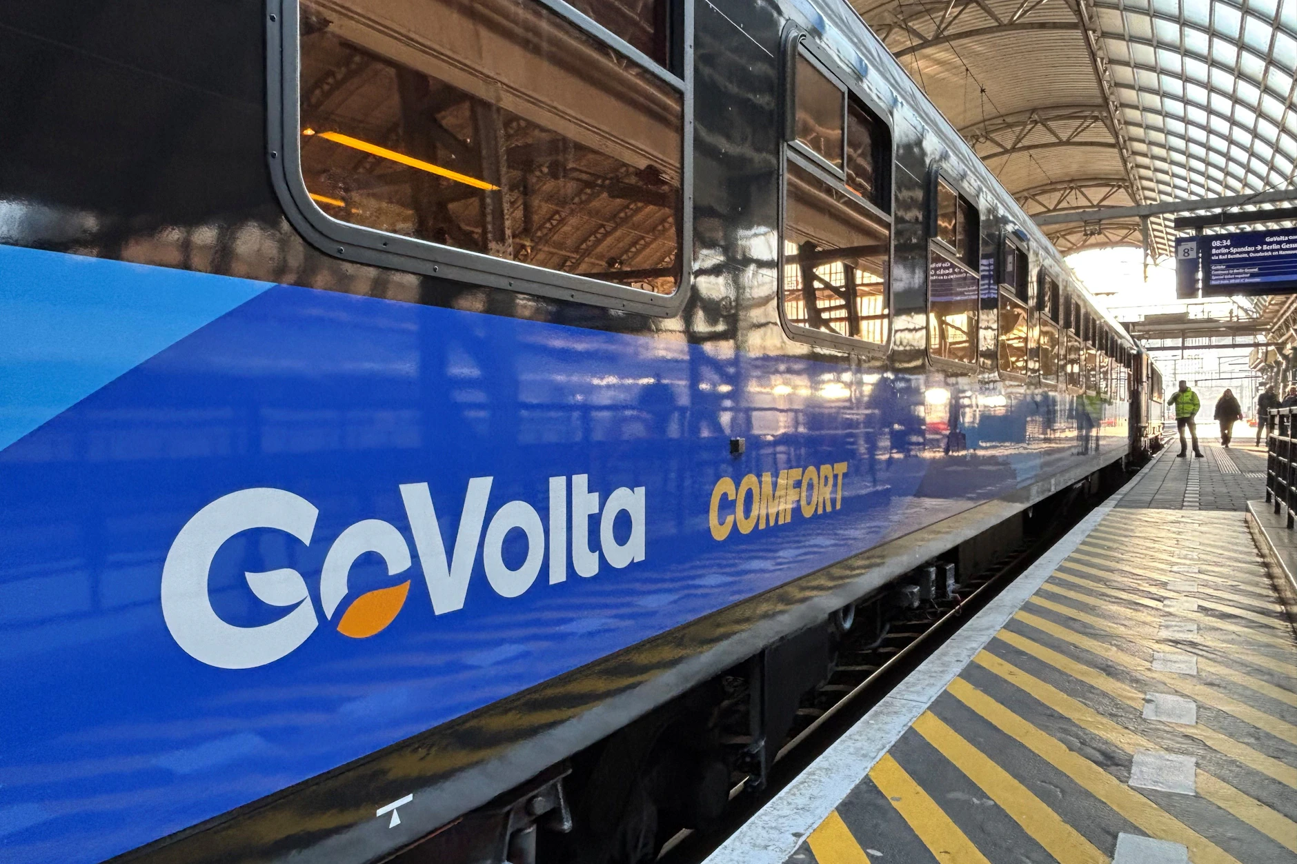 Zug GV327 abfahrbereit im Hauptbahnhof Amsterdam: Sechs Wagen gehören zur Economy, zwei zur Comfort Class. Einen Speisewagen gibt es noch nicht.