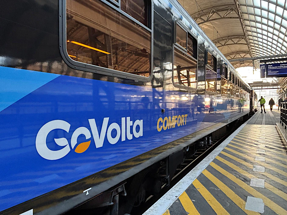 Zug GV327 abfahrbereit im Hauptbahnhof Amsterdam: Sechs Wagen gehören zur Economy, zwei zur Comfort Class. Einen Speisewagen gibt es noch nicht.