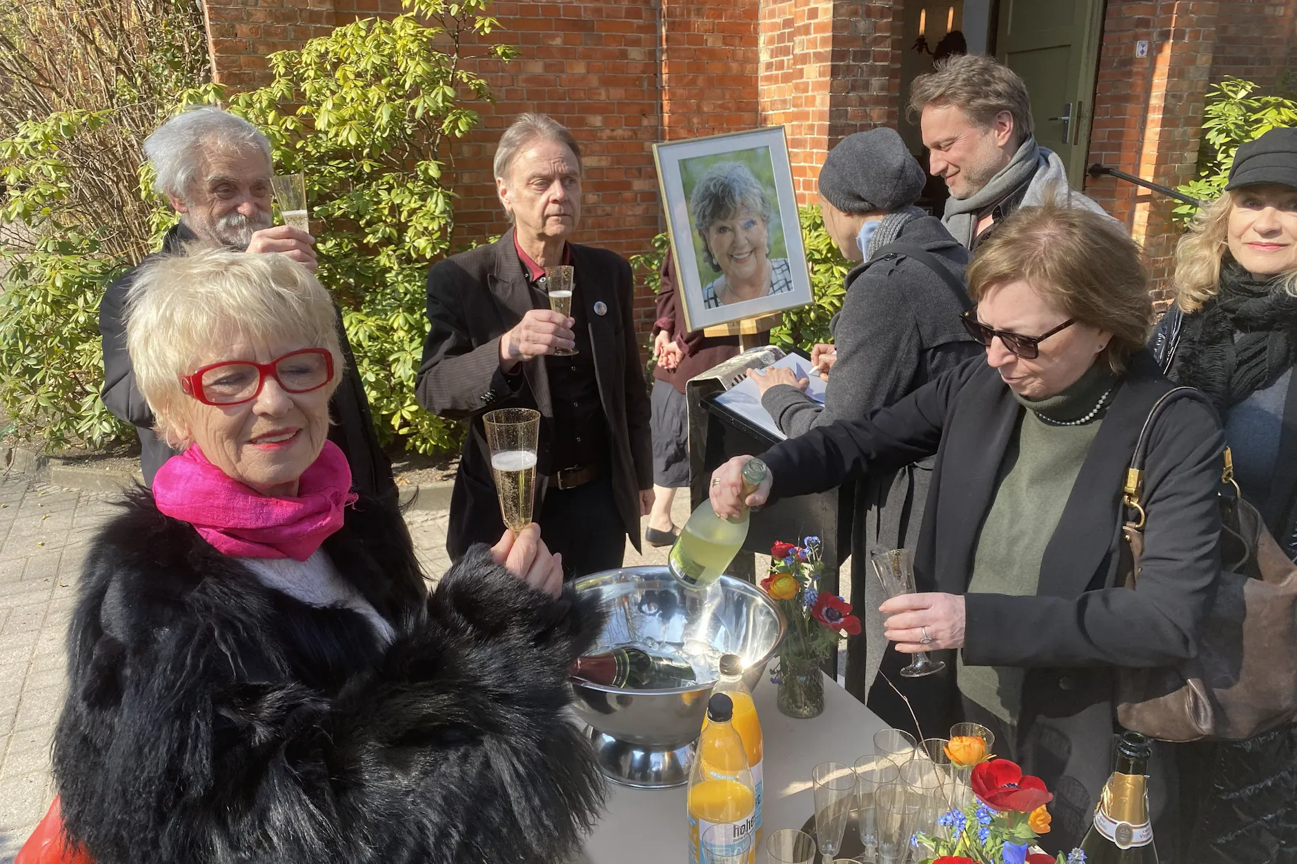 Tschüss, Lütte! Trauergäste wie Monika Erhardt-Lakomy (li.) nehmen mit einem Glas Champagner Abschied von Angelika Mann.