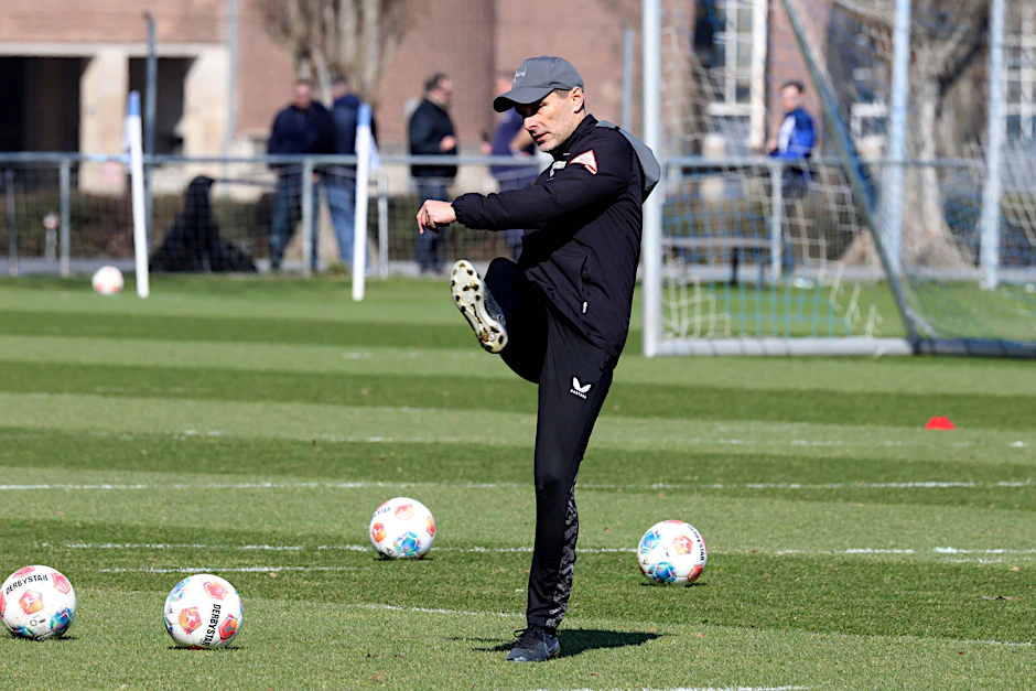 Trainer Stefan Leitl kann es immer noch. Präzise Schüsse verlangt er im Training auch von den jungen Spielern bei Hertha BSC.