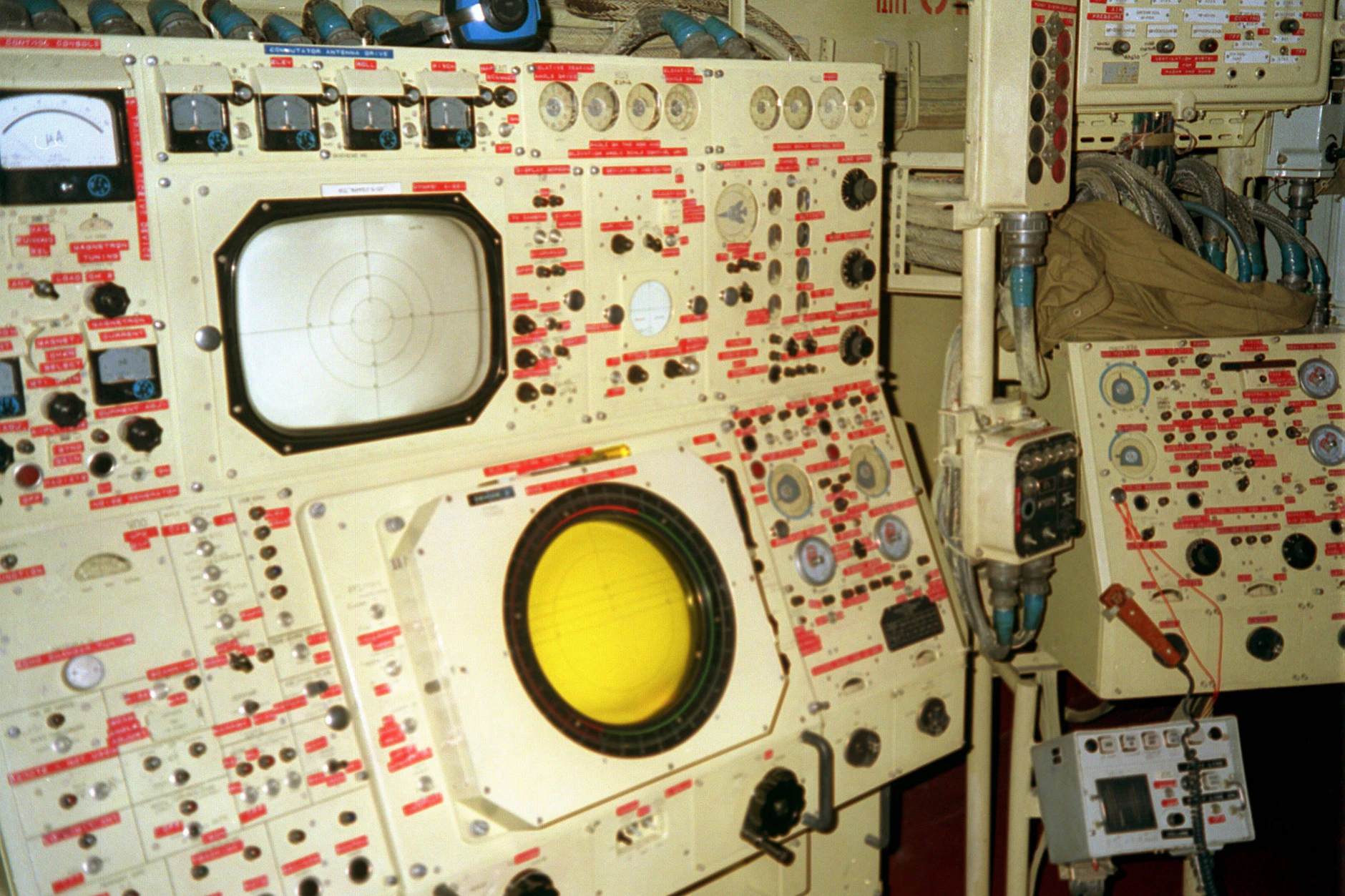 Die Radaranlage im Innenraum der Korvette "Hiddensee" 