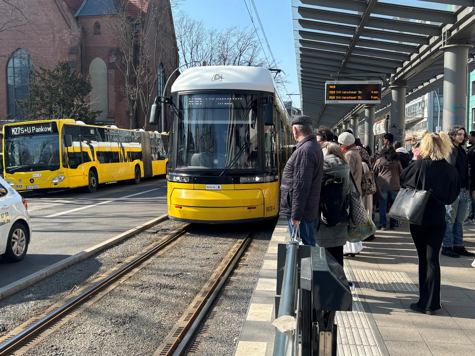 Andrang an der Straßenbahnhaltestelle U-Bahnhof Turmstraße: Auf der jüngsten Neubaustrecke, der Verlängerung der M10 nach Moabit, sind mehr Fahrgäste unterwegs als erwartet.