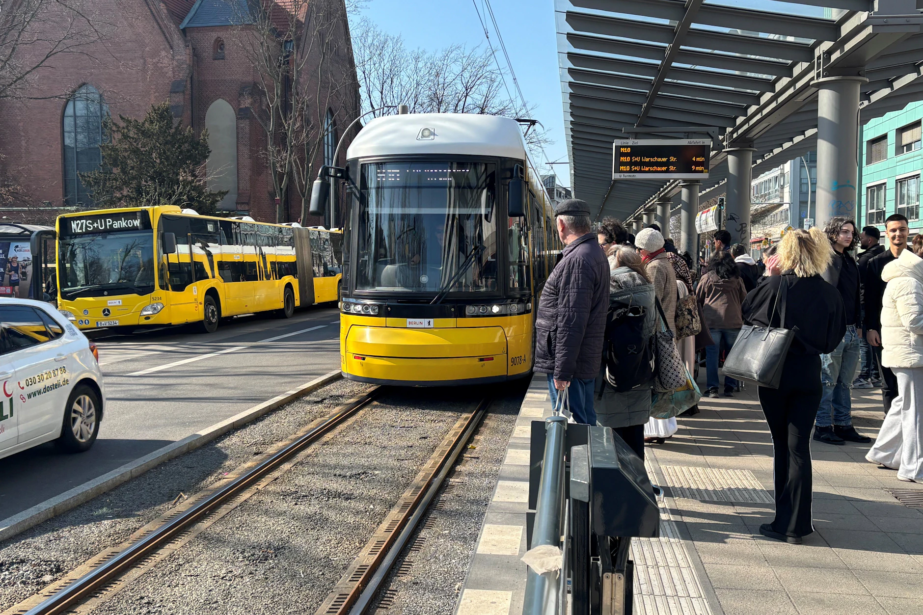 Andrang an der Straßenbahnhaltestelle U-Bahnhof Turmstraße: Auf der jüngsten Neubaustrecke, der Verlängerung der M10 nach Moabit, sind mehr Fahrgäste unterwegs als erwartet.