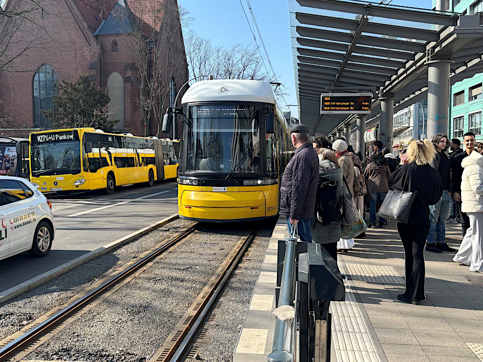 Andrang an der Straßenbahnhaltestelle U-Bahnhof Turmstraße: Auf der jüngsten Neubaustrecke, der Verlängerung der M10 nach Moabit, sind mehr Fahrgäste unterwegs als erwartet.