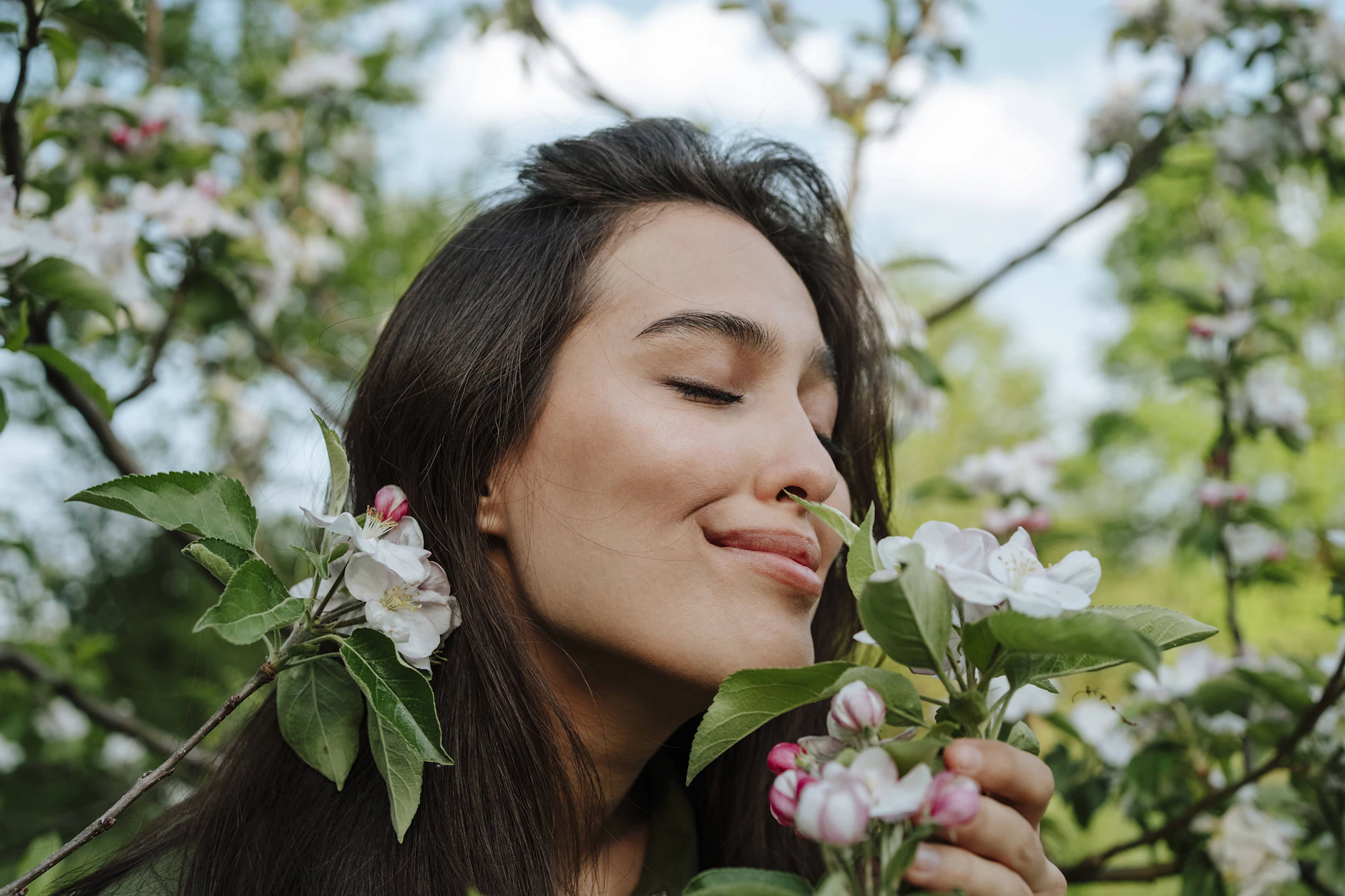 Ein Moment, in dem alles still wirkt und Sie einfach nur bei sich sind – genau so fühlt sich dieser Frühling an.