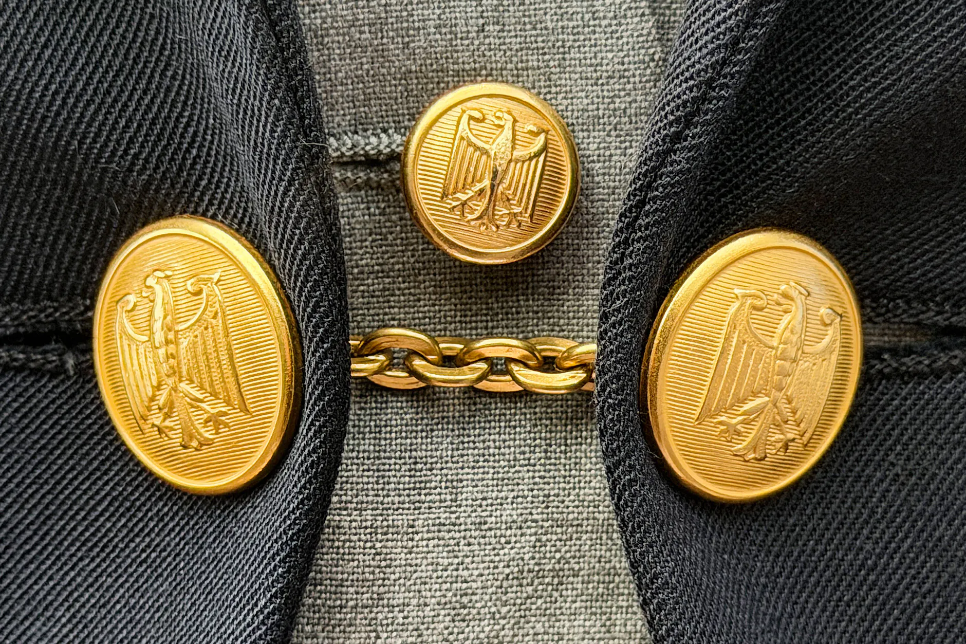 Bundestagsfrack für Frauen seit 1989 – zu besten Bonner Zeiten.