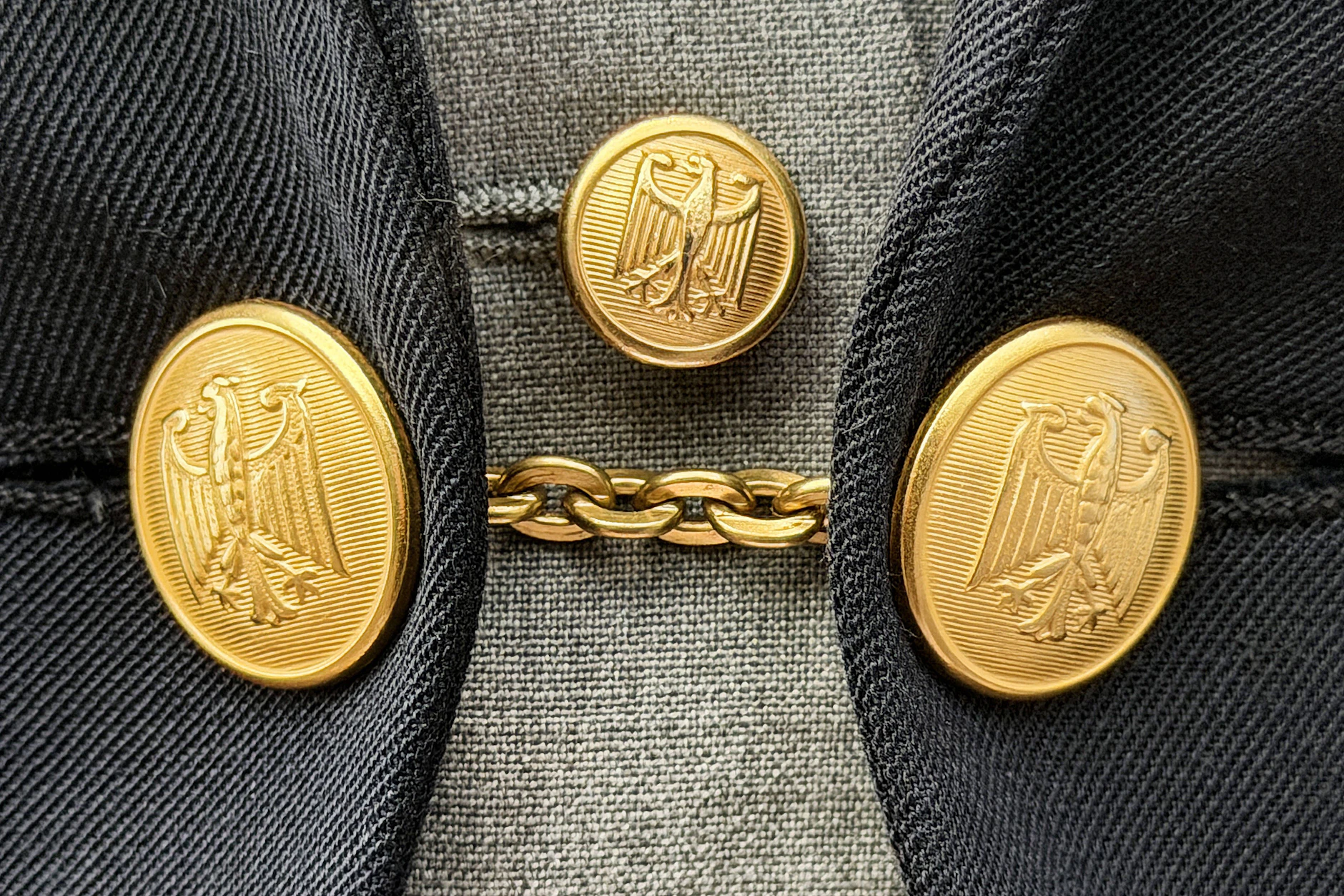 Bundestagsfrack für Frauen seit 1989 – zu besten Bonner Zeiten.