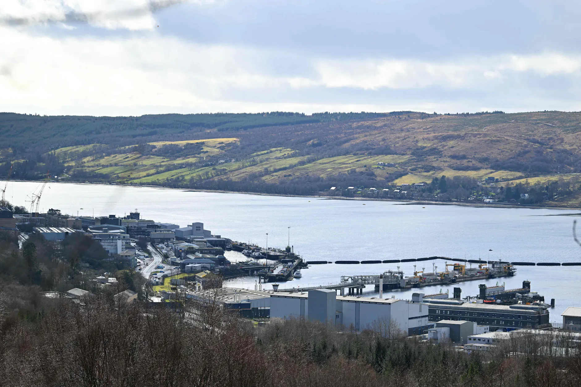 Die schottische Polizei hat zwei Personen festgenommen, die versucht hatten, auf das Gelände eines Stützpunkt der Royal Navy zu kommen.