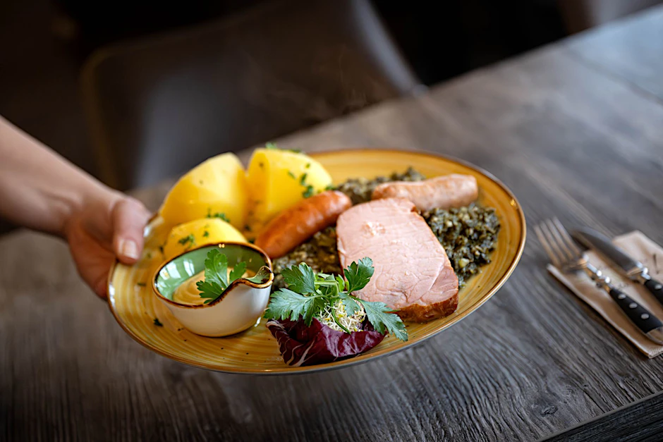 Ein Besuch in der sächsischen Gastronomie lohnt sich: Hier wird gutes Essen mit regionaler Mundart serviert.