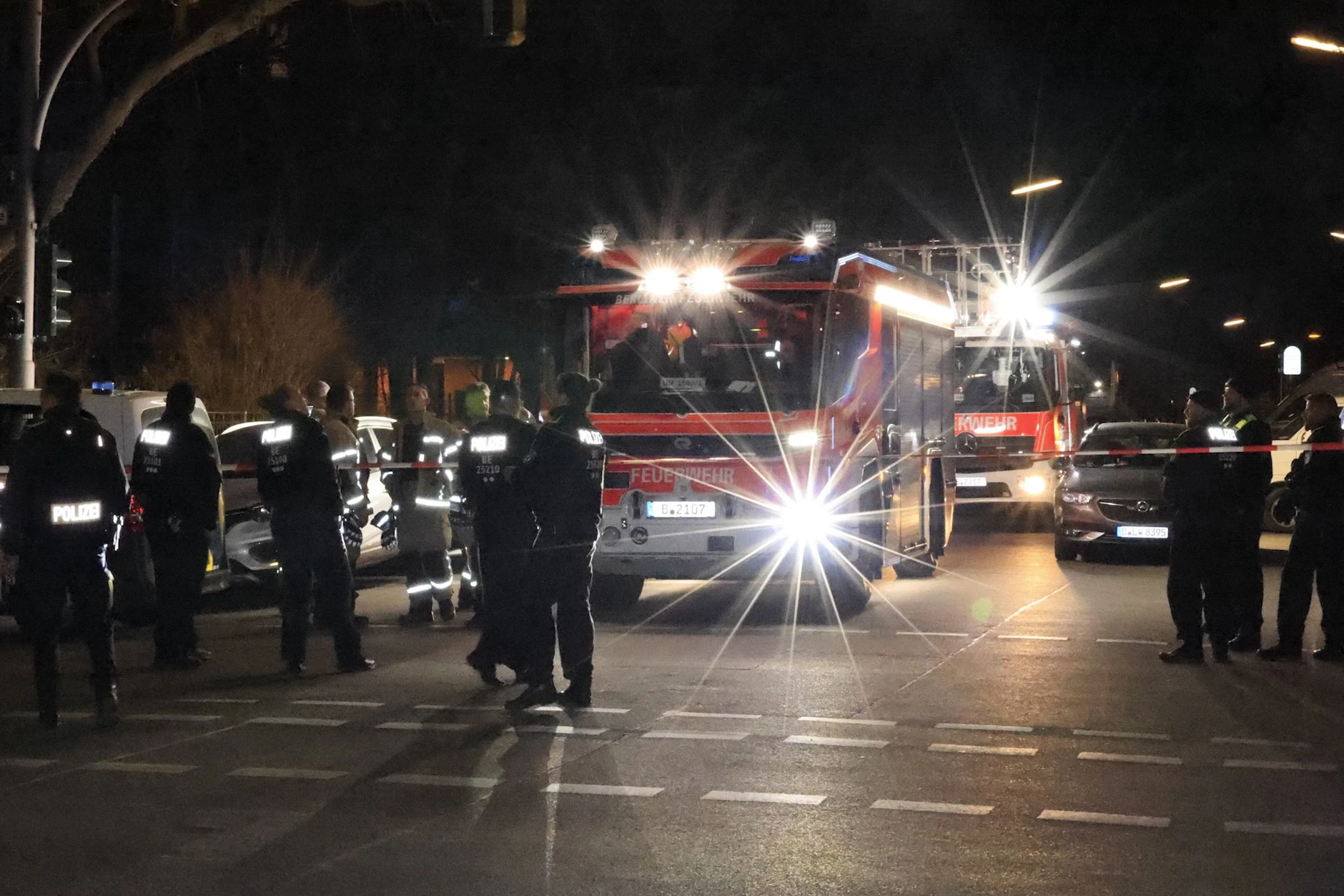 Einsatzkräfte sichern das Gebiet im Graefekiez.