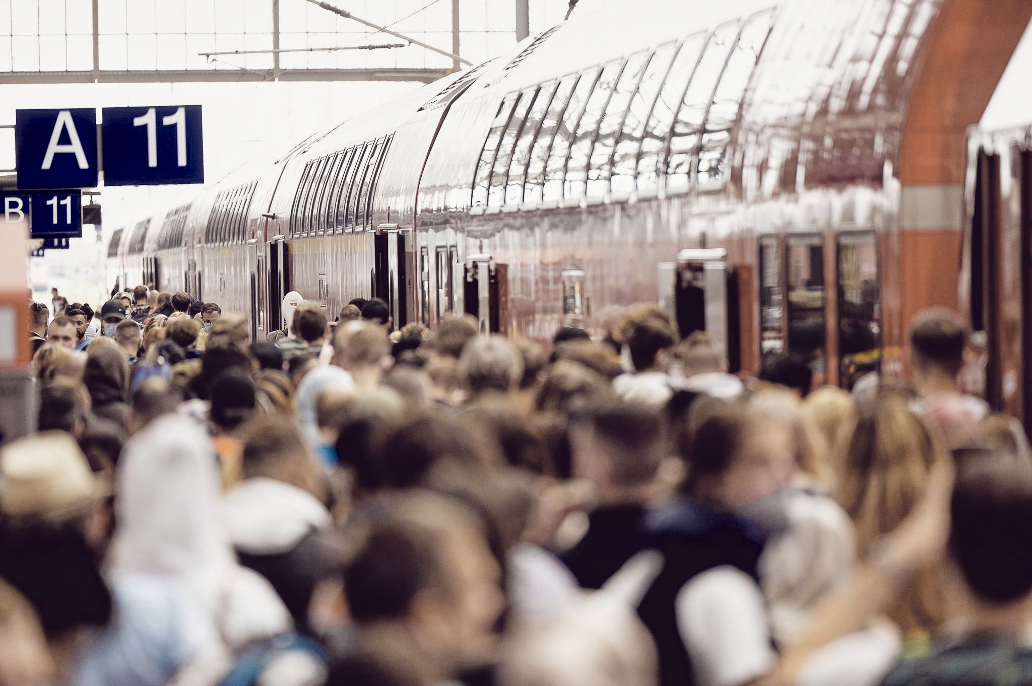 „Volksverarsche ist das“: Eine Fahrt mit der Regionalbahn von Ost nach West